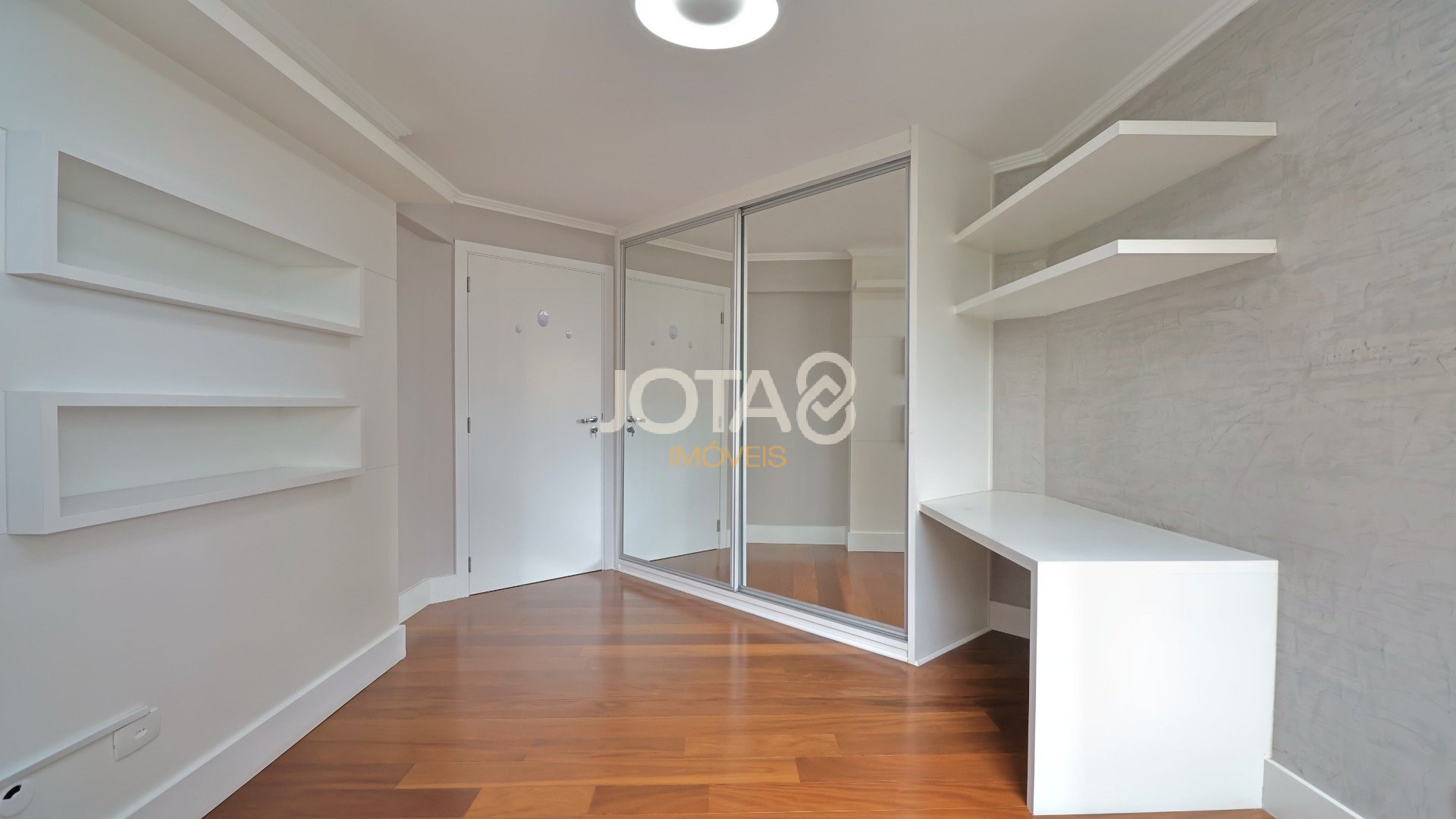 APARTAMENTO SEMI MOBILIADO NO ÁGUA VERDE