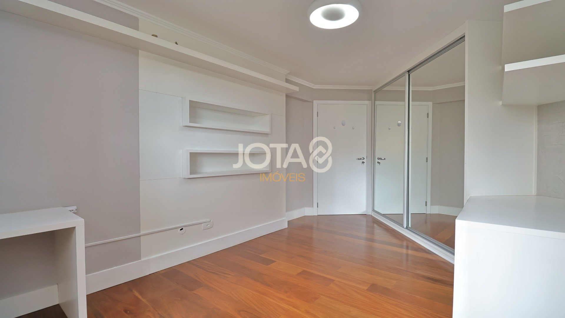 APARTAMENTO SEMI MOBILIADO NO ÁGUA VERDE