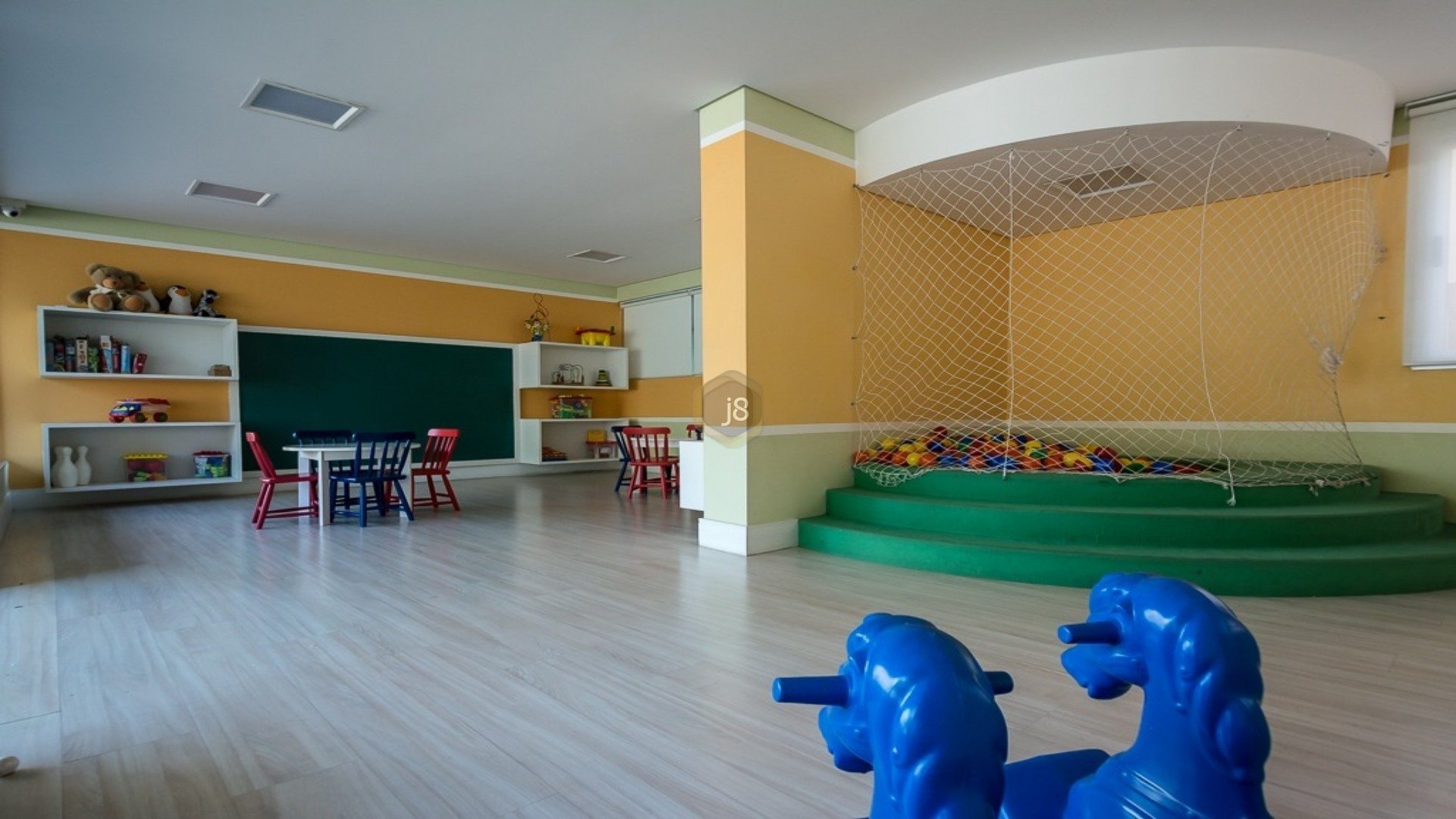 MODERNO E EM CONDOMÍNIO CLUBE!