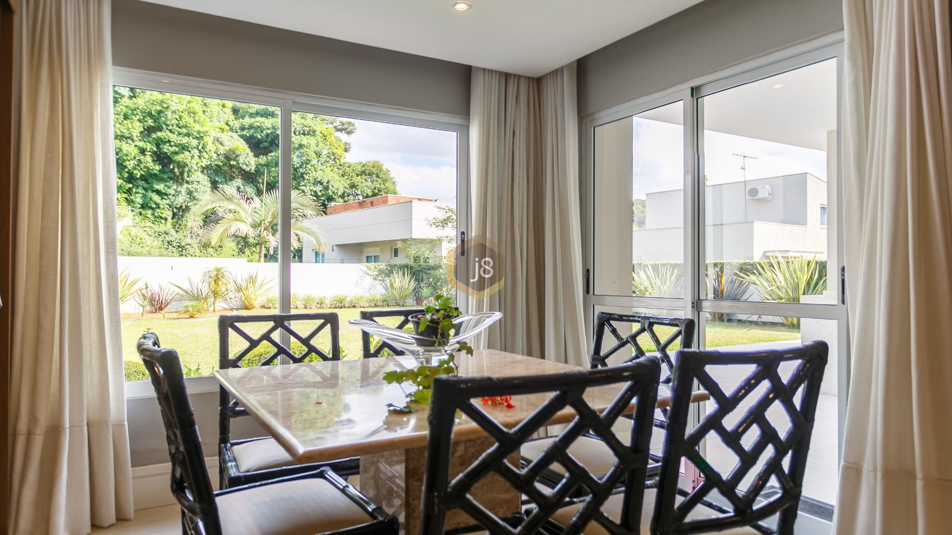 CASA EM CONDOMÍNIO, CAMPO COMPRIDO, 4 SUÍTES, LINDO JARDIM
