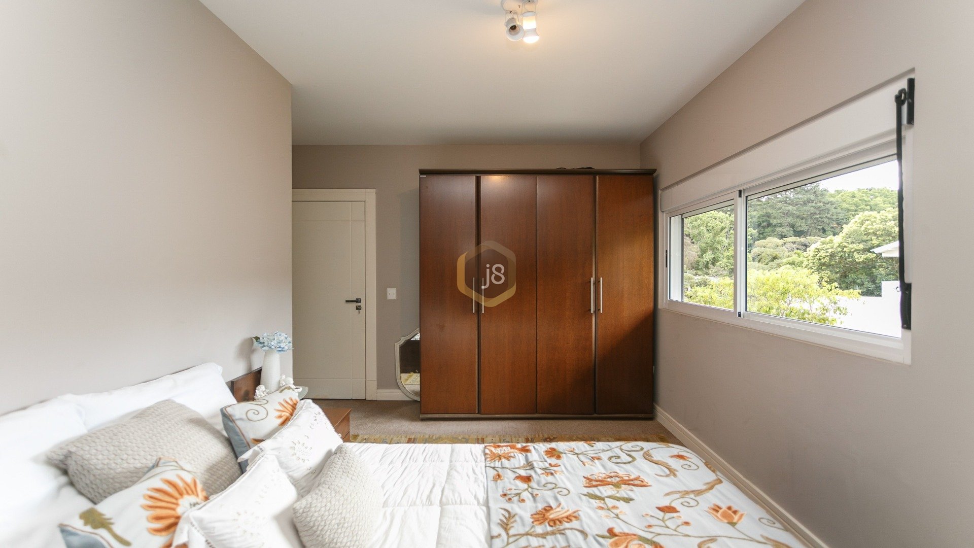 CASA EM CONDOMÍNIO, CAMPO COMPRIDO, 4 SUÍTES, LINDO JARDIM