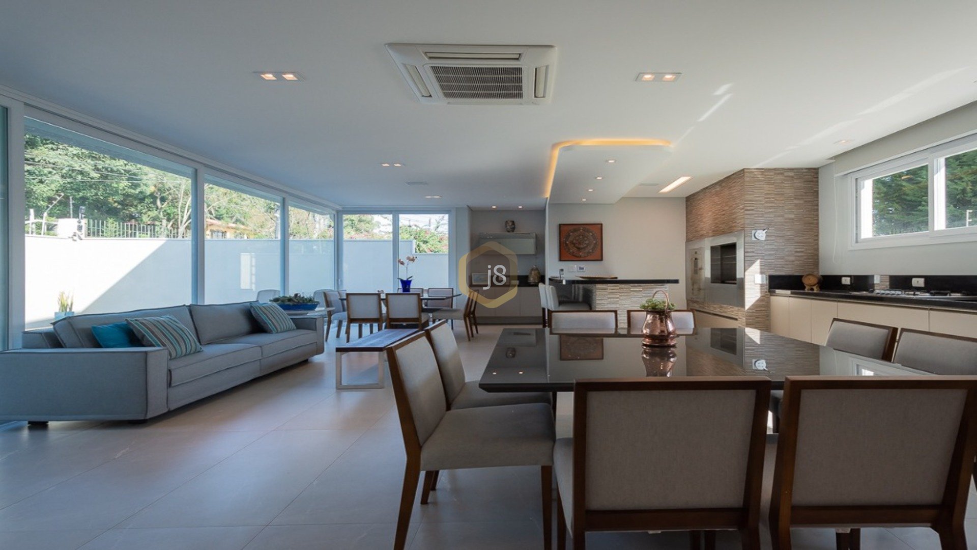 CASA EM CONDOMÍNIO COM ARQUITETURA CONTEMPORÂNEA