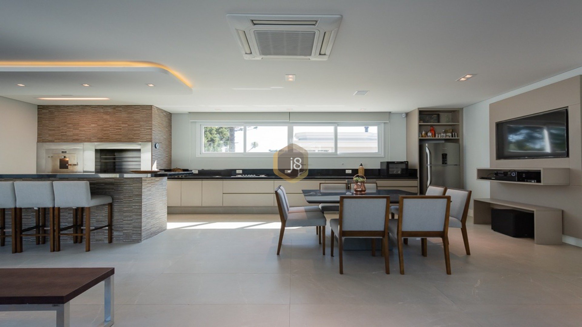 CASA EM CONDOMÍNIO COM ARQUITETURA CONTEMPORÂNEA