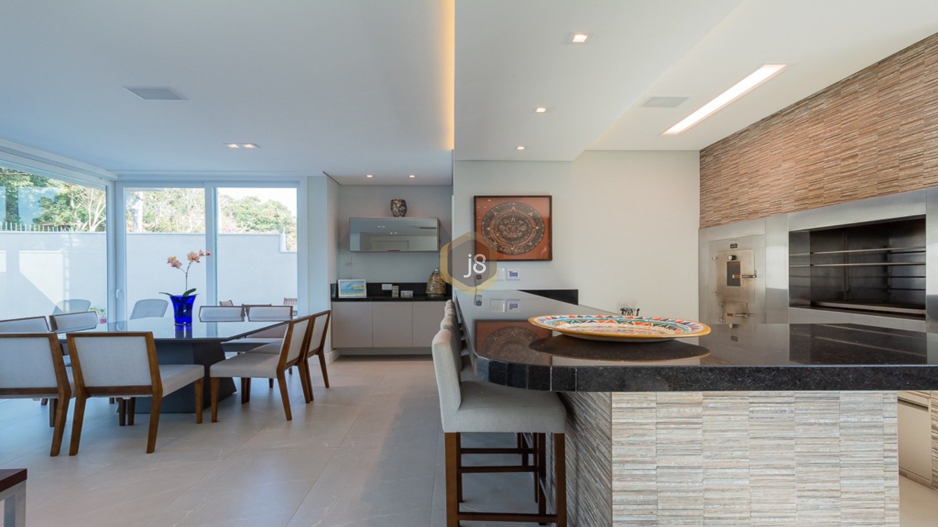 CASA EM CONDOMÍNIO COM ARQUITETURA CONTEMPORÂNEA
