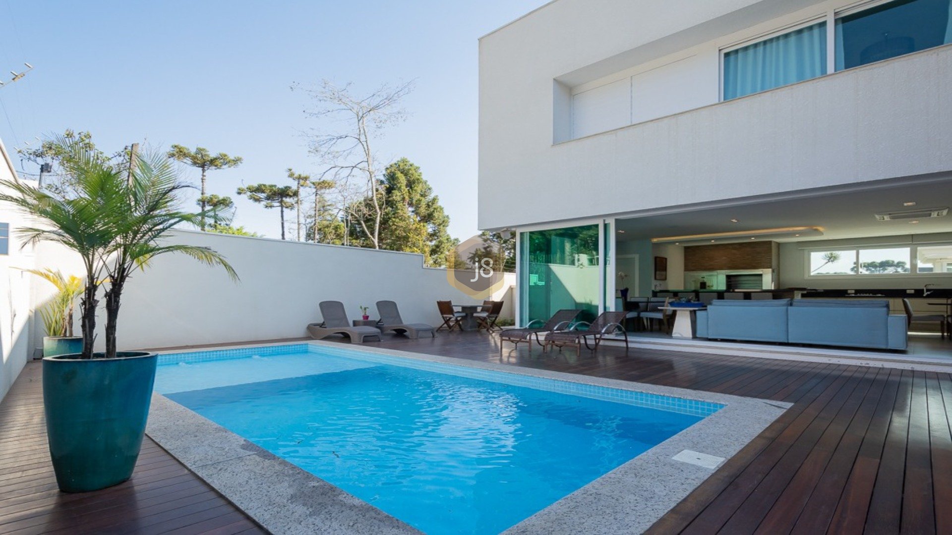 CASA EM CONDOMÍNIO COM ARQUITETURA CONTEMPORÂNEA