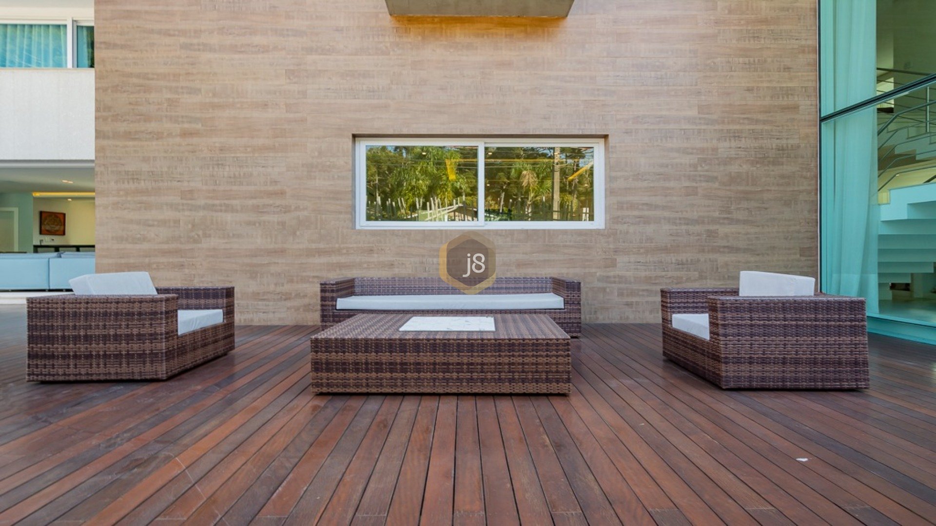 CASA EM CONDOMÍNIO COM ARQUITETURA CONTEMPORÂNEA