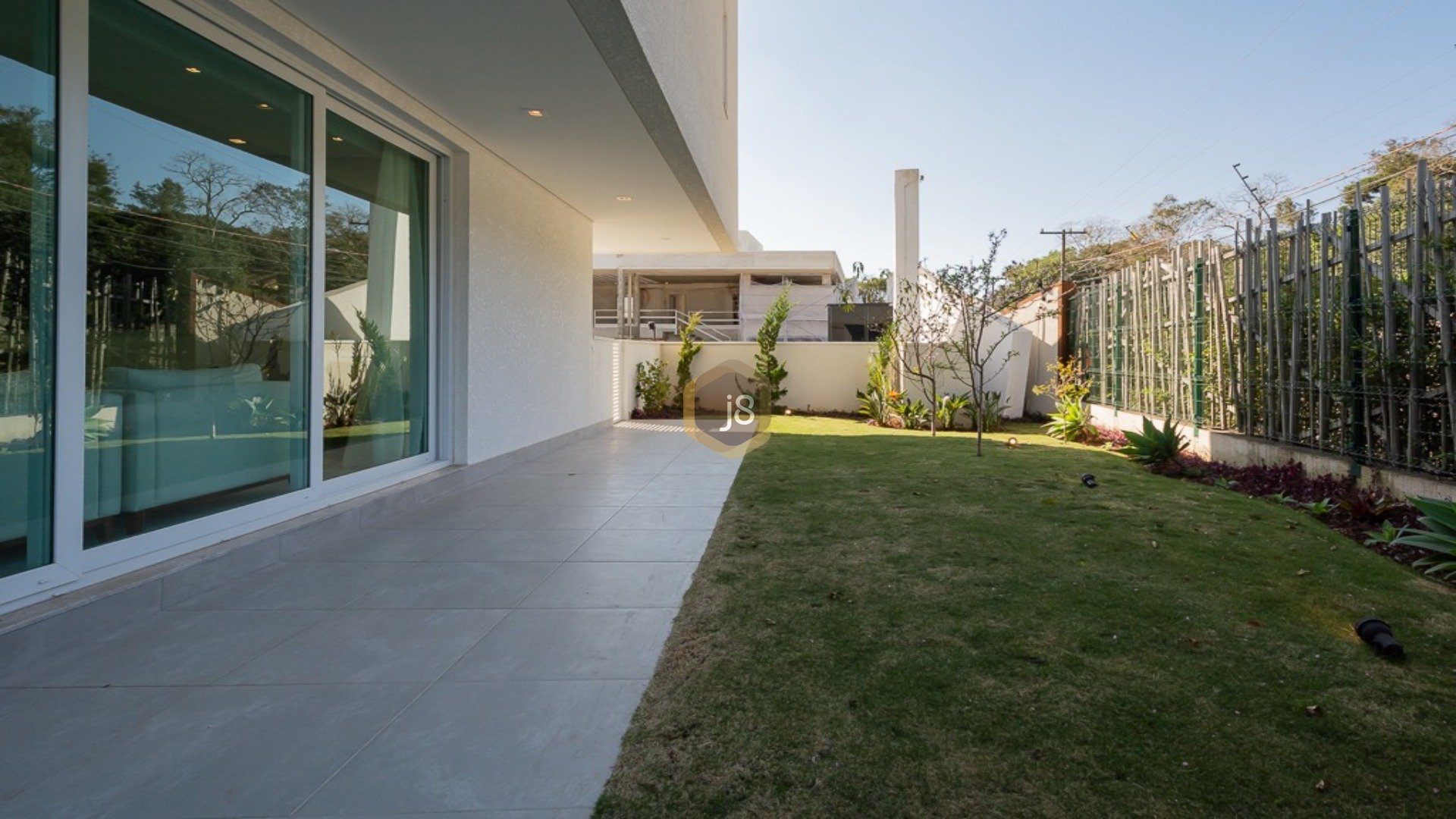 CASA EM CONDOMÍNIO COM ARQUITETURA CONTEMPORÂNEA