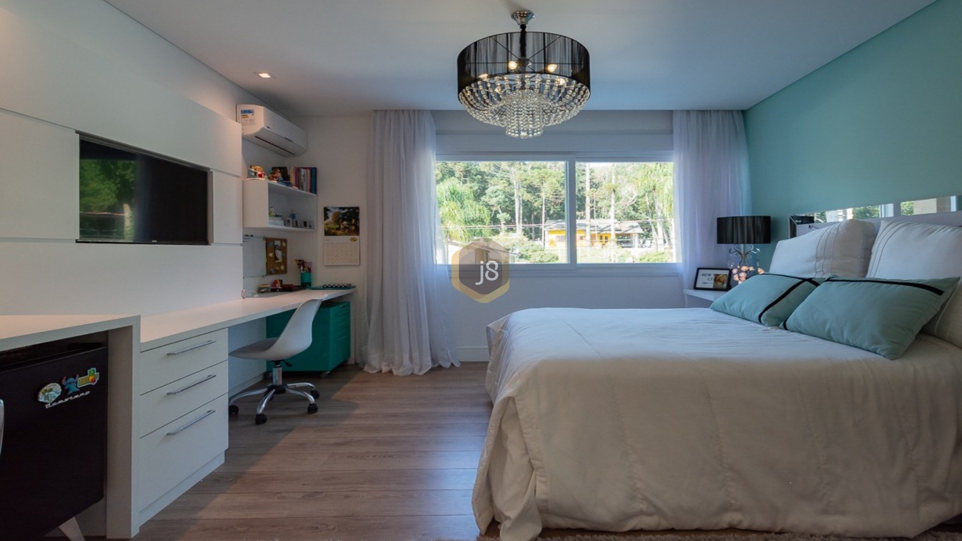 CASA EM CONDOMÍNIO COM ARQUITETURA CONTEMPORÂNEA