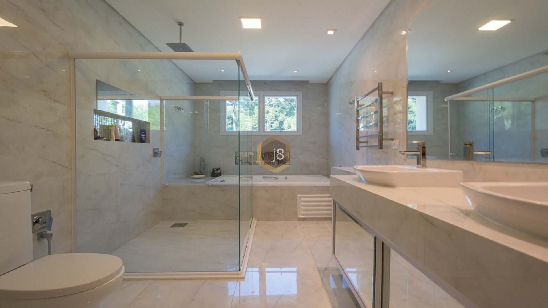 CASA EM CONDOMÍNIO COM ARQUITETURA CONTEMPORÂNEA