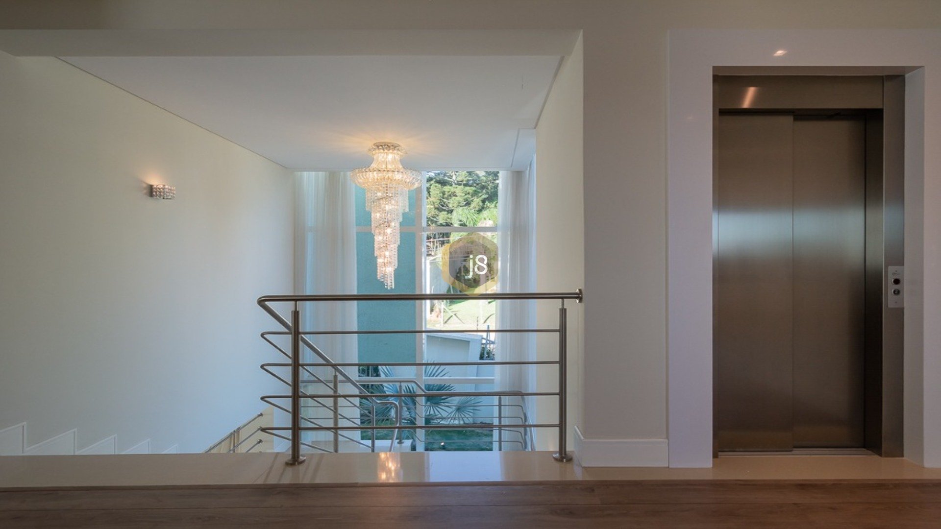 CASA EM CONDOMÍNIO COM ARQUITETURA CONTEMPORÂNEA