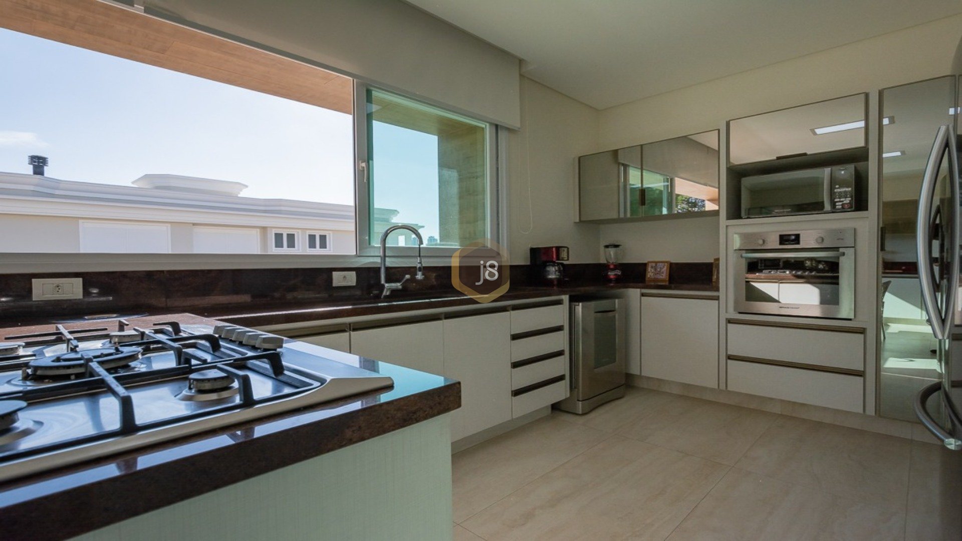 CASA EM CONDOMÍNIO COM ARQUITETURA CONTEMPORÂNEA