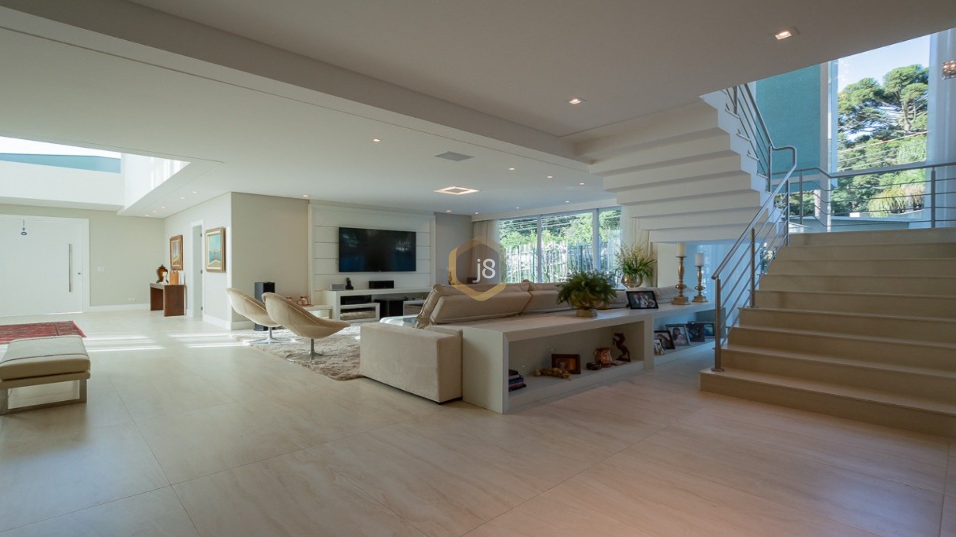 CASA EM CONDOMÍNIO COM ARQUITETURA CONTEMPORÂNEA