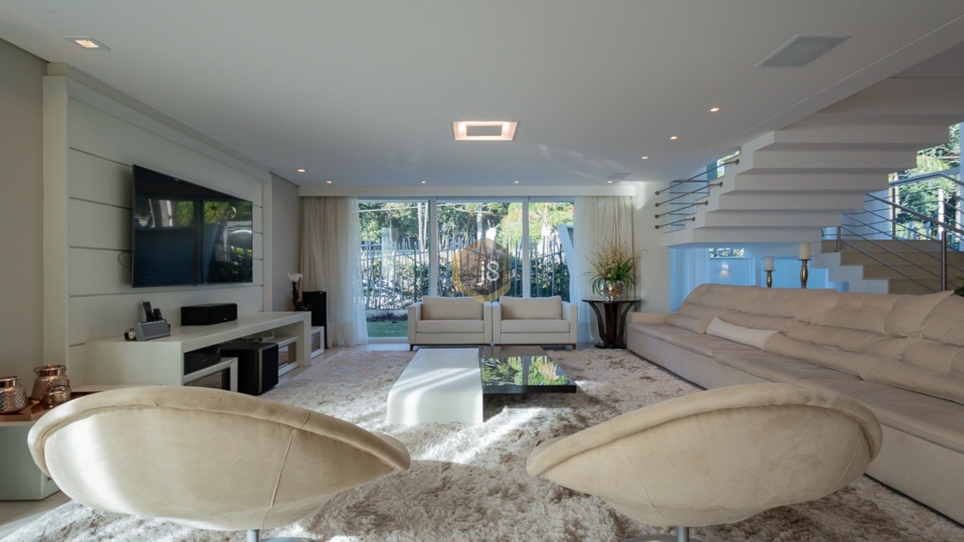 CASA EM CONDOMÍNIO COM ARQUITETURA CONTEMPORÂNEA
