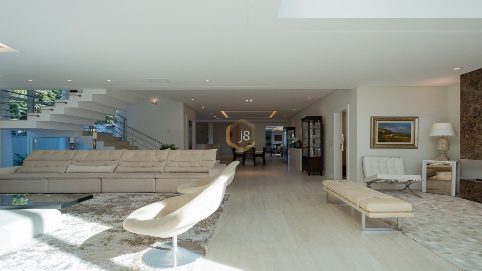 CASA EM CONDOMÍNIO COM ARQUITETURA CONTEMPORÂNEA
