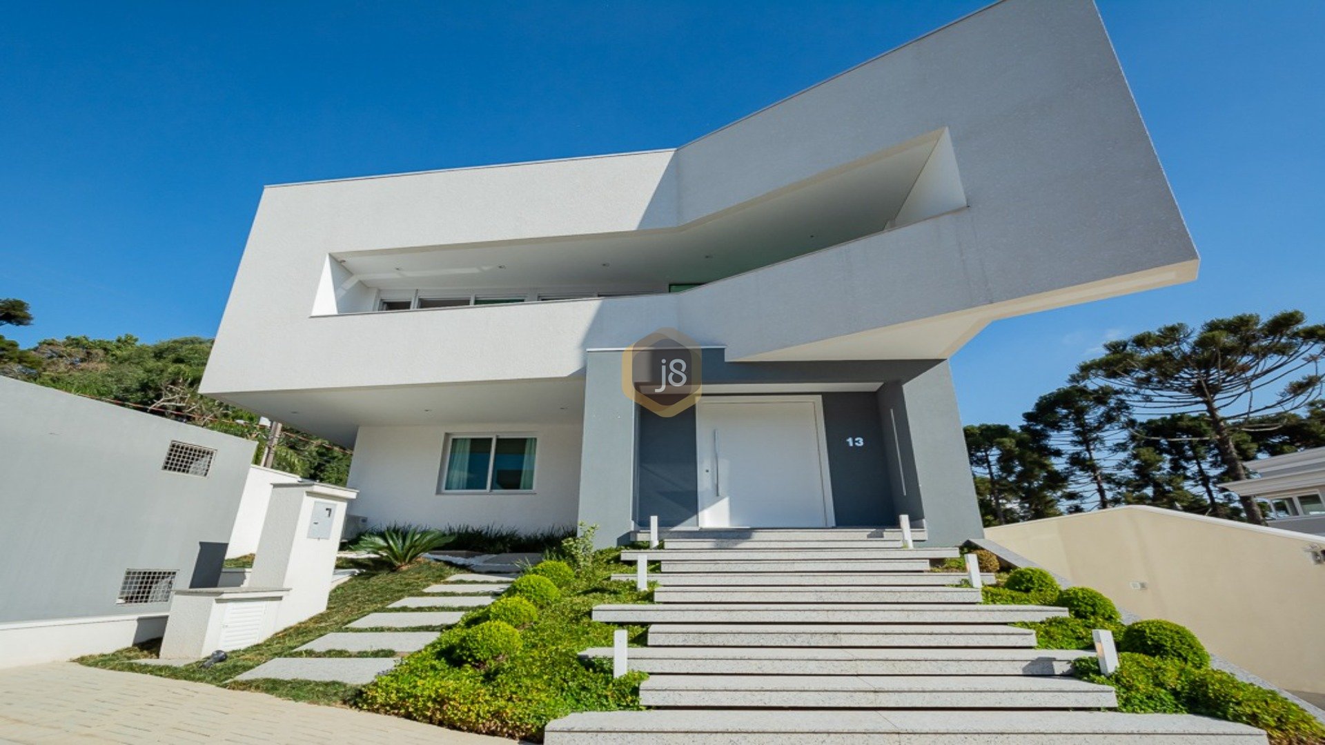 CASA EM CONDOMÍNIO COM ARQUITETURA CONTEMPORÂNEA