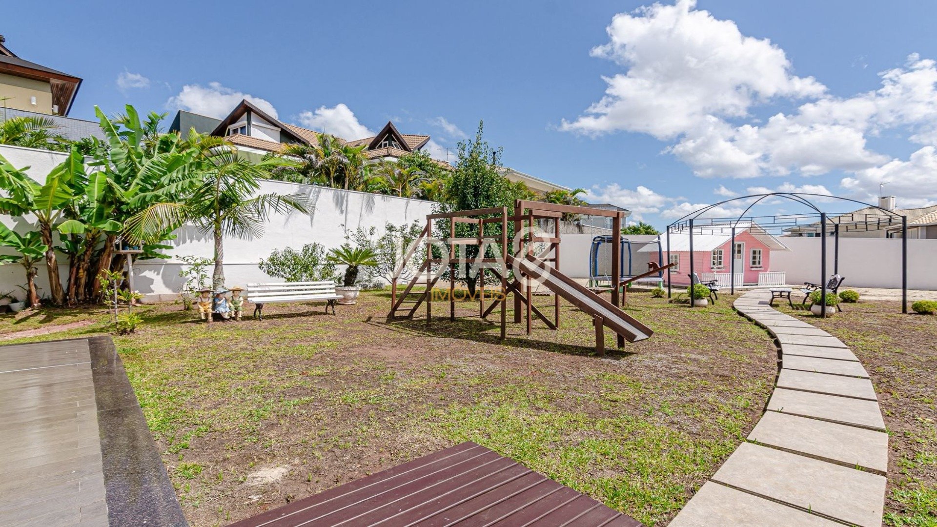 CASA COM 4 QUARTOS NO ALPHAVILLE PARATI