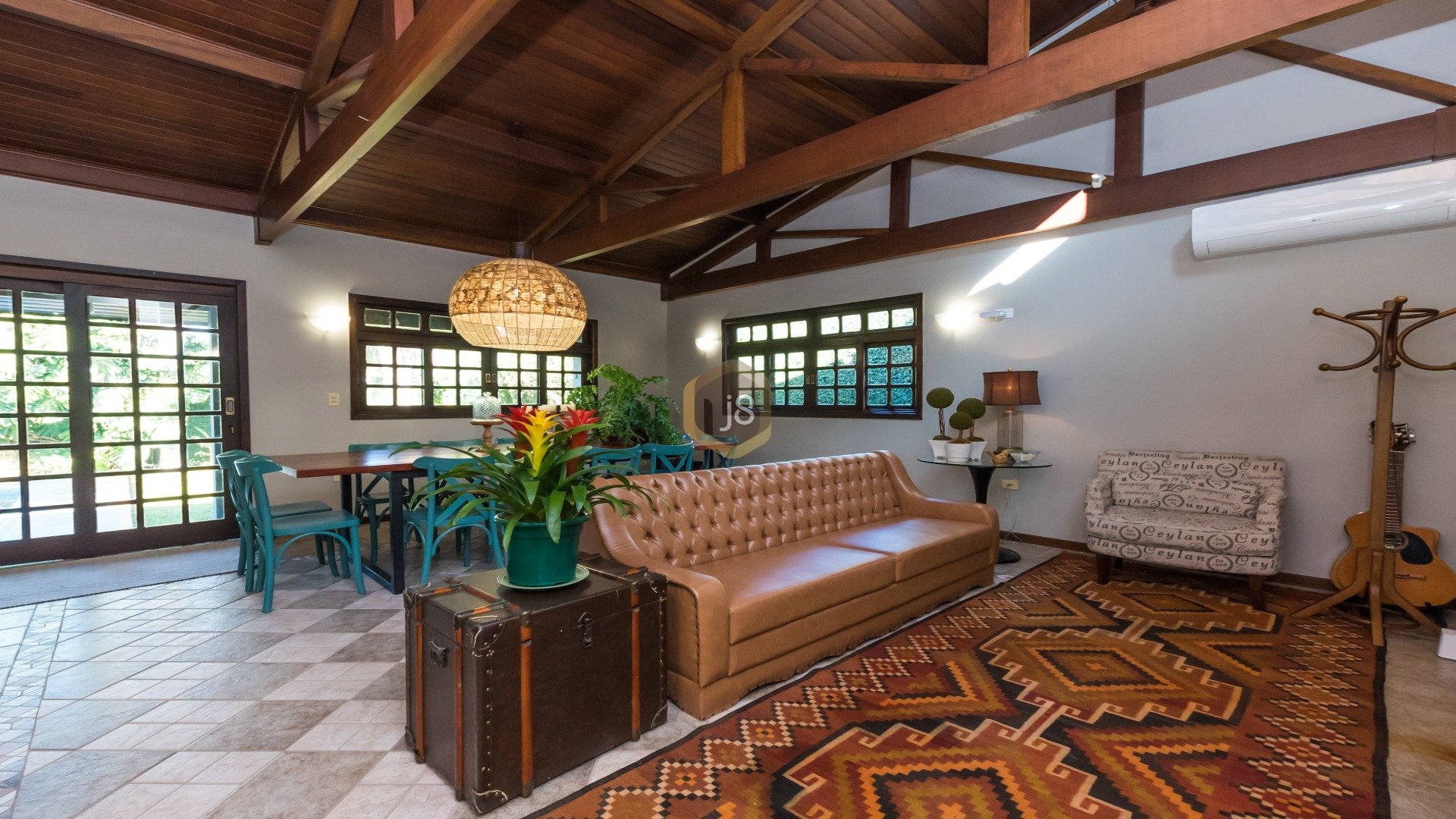 CASA COM PISCINA NO BOM RETIRO!