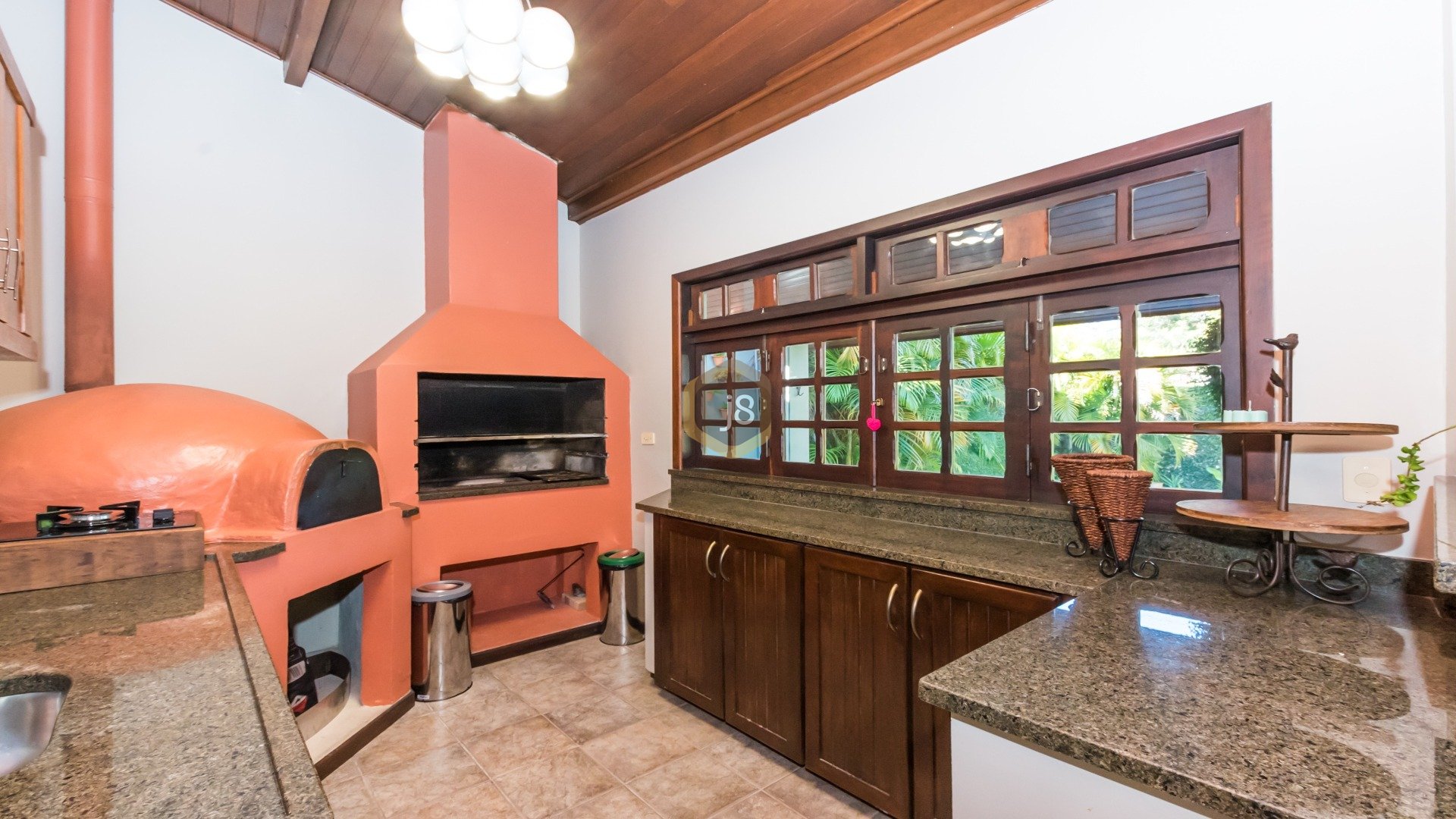 CASA COM PISCINA NO BOM RETIRO!