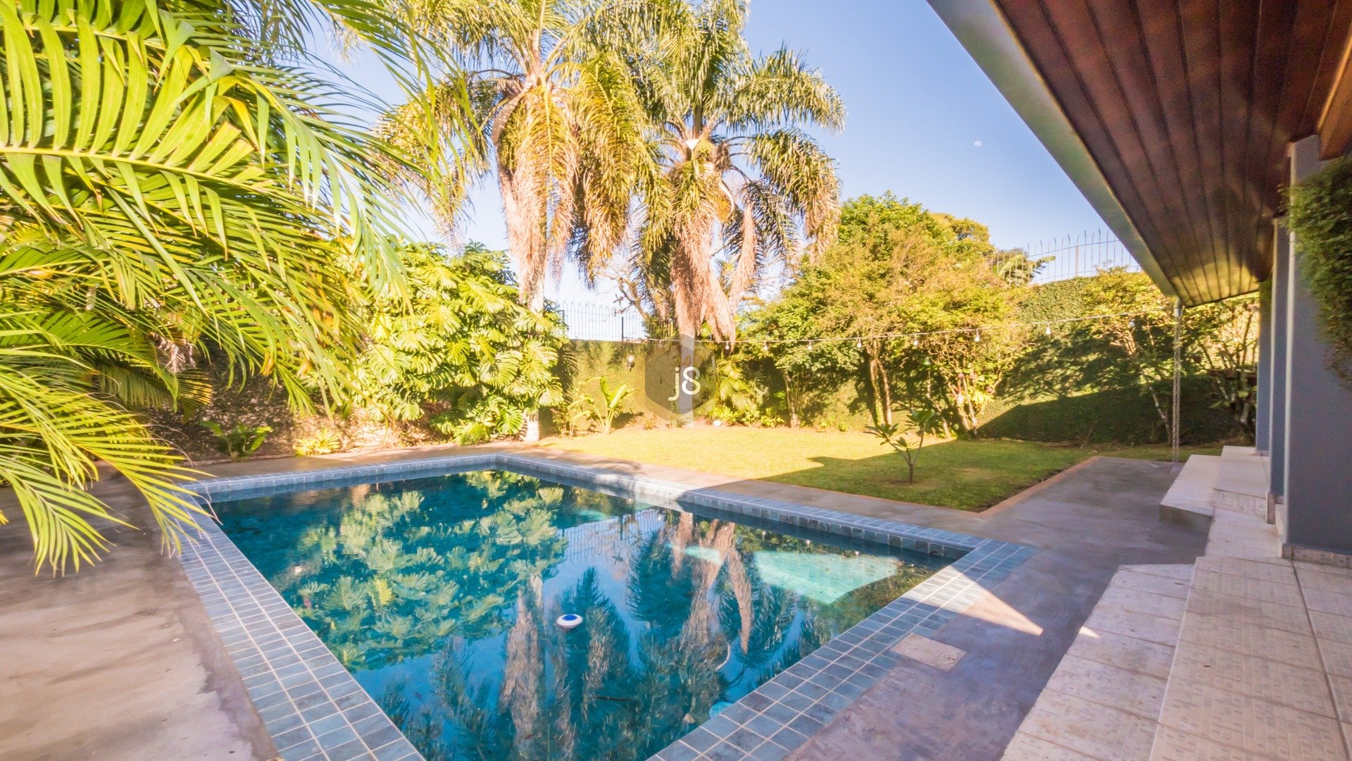 CASA COM PISCINA NO BOM RETIRO!
