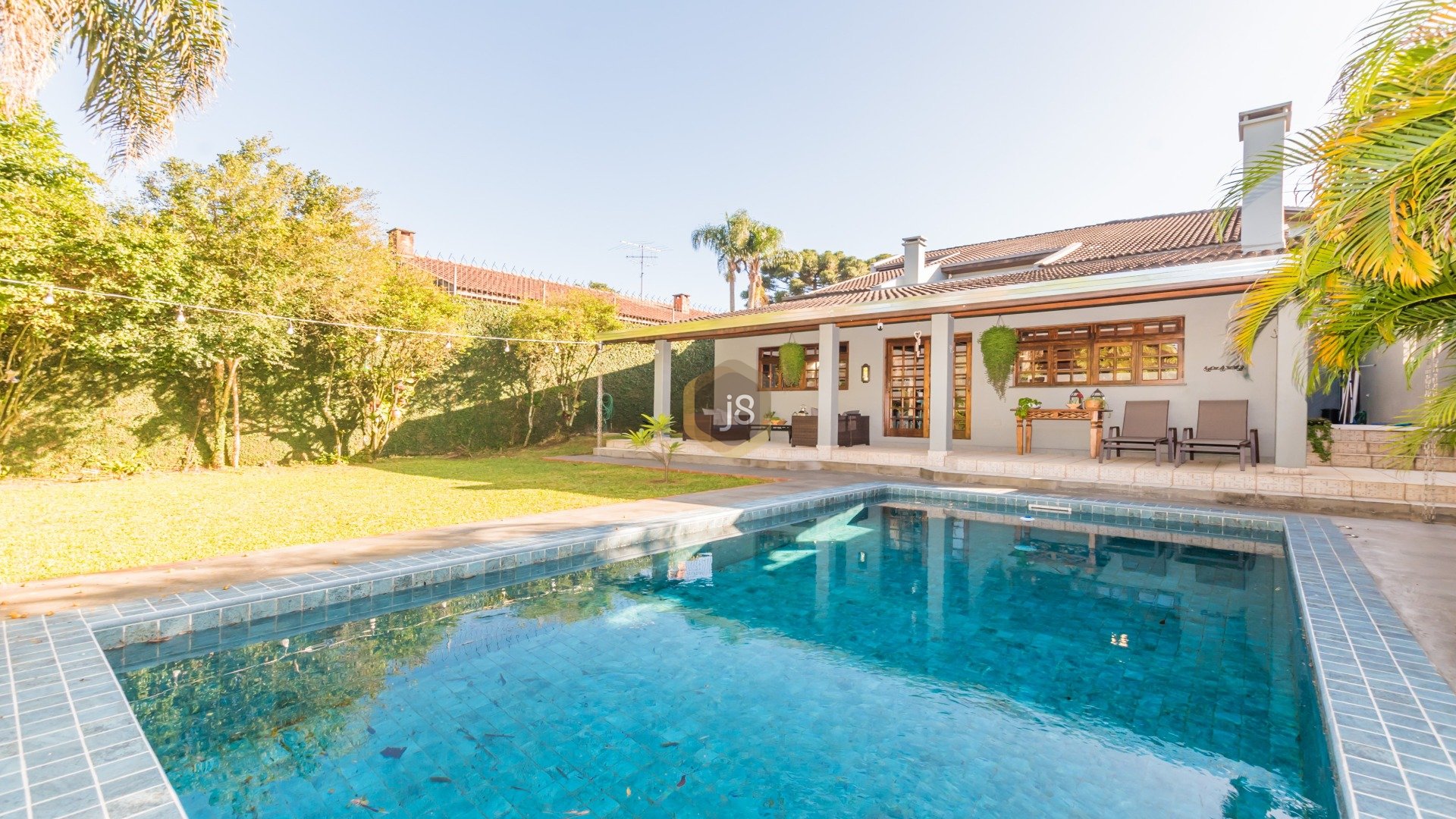 CASA COM PISCINA NO BOM RETIRO!