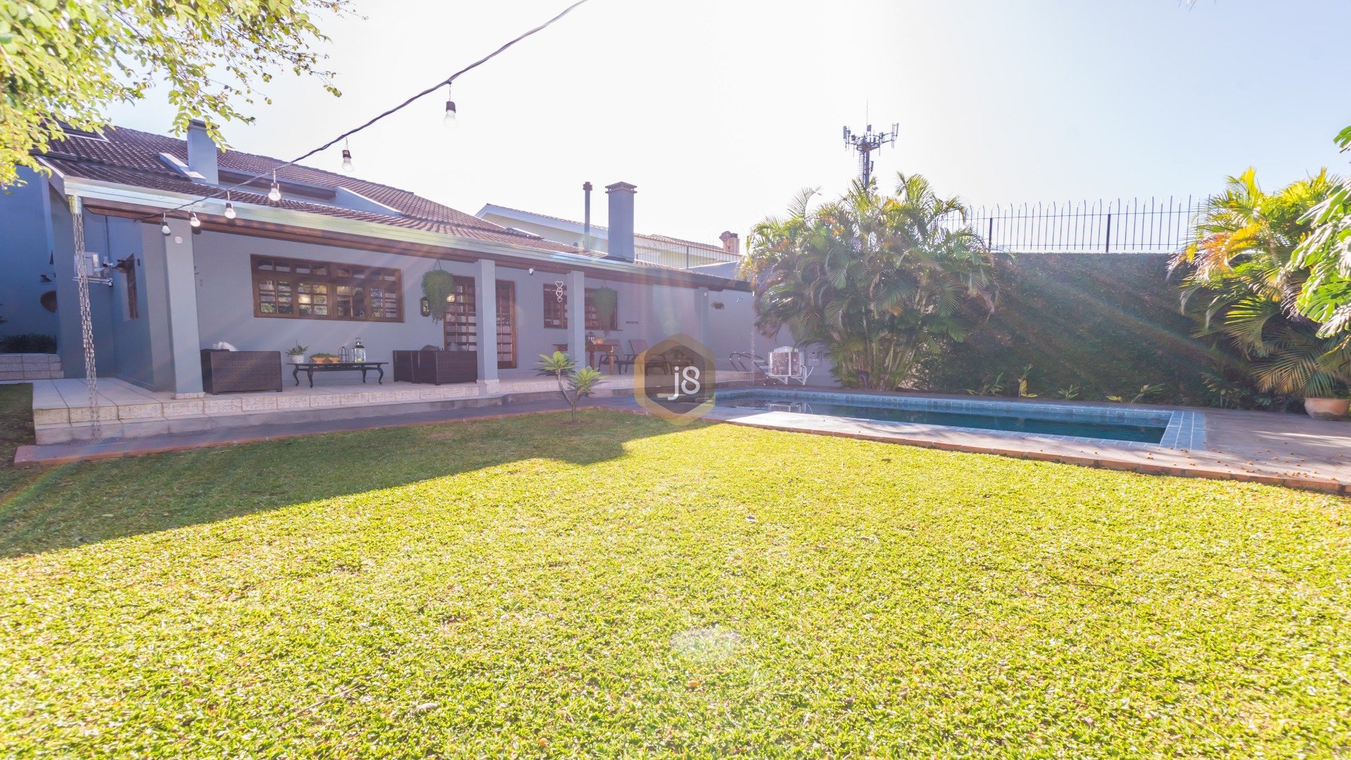 CASA COM PISCINA NO BOM RETIRO!