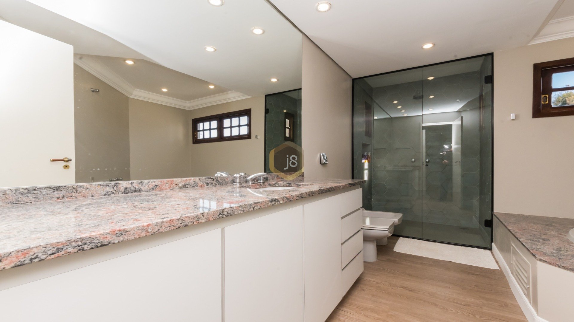 CASA COM PISCINA NO BOM RETIRO!