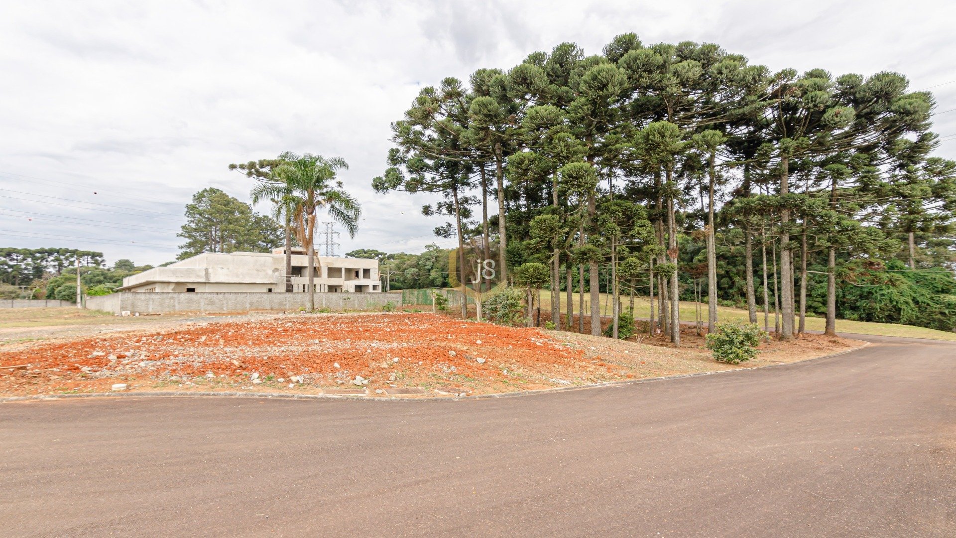 TERRENO EM CONDOMÍNIO COM 1.580M² PRIVATIVOS