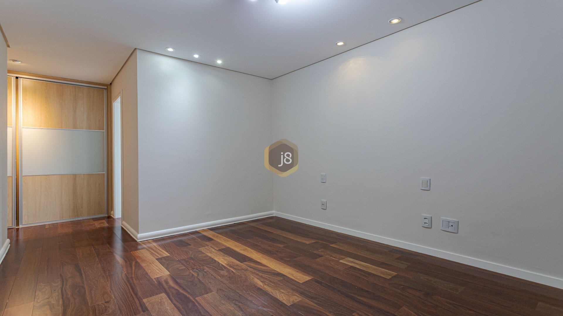 APARTAMENTO DE LUXO COM 3 SUÍTES NO BATEL