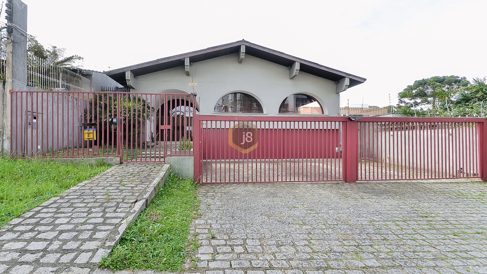 CASA COM PISCINA E ÓTIMA LOCALIZAÇÃO NO ÁGUA VERDE