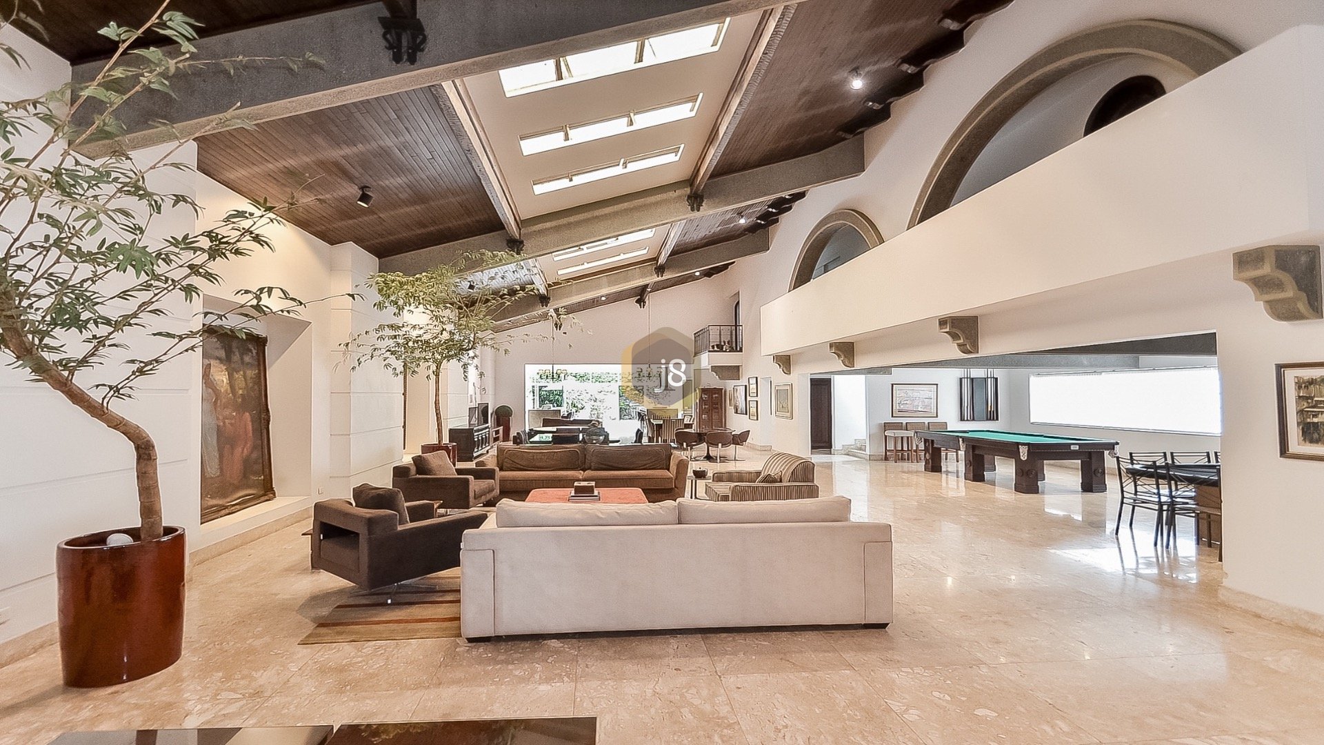 CASA COM PISCINA E ÓTIMA LOCALIZAÇÃO NO ÁGUA VERDE