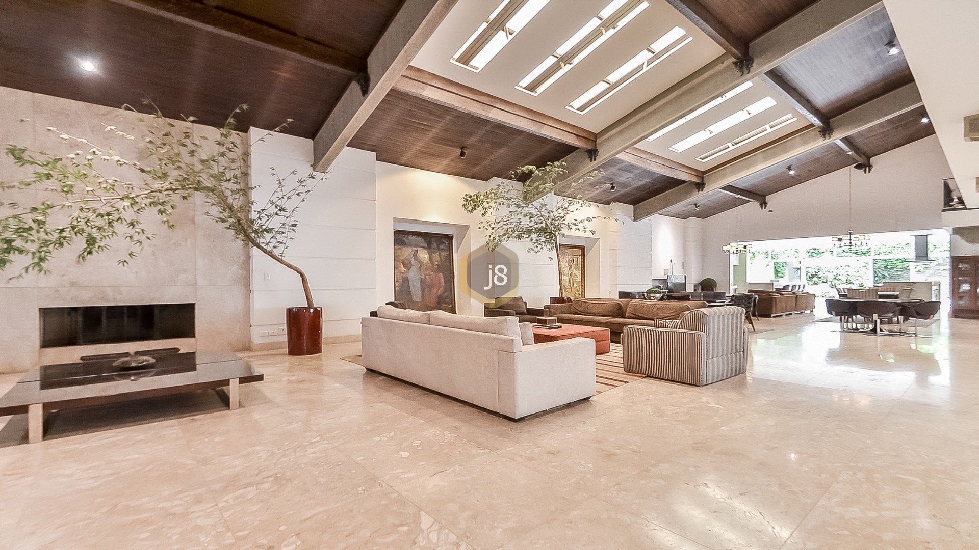 CASA COM PISCINA E ÓTIMA LOCALIZAÇÃO NO ÁGUA VERDE