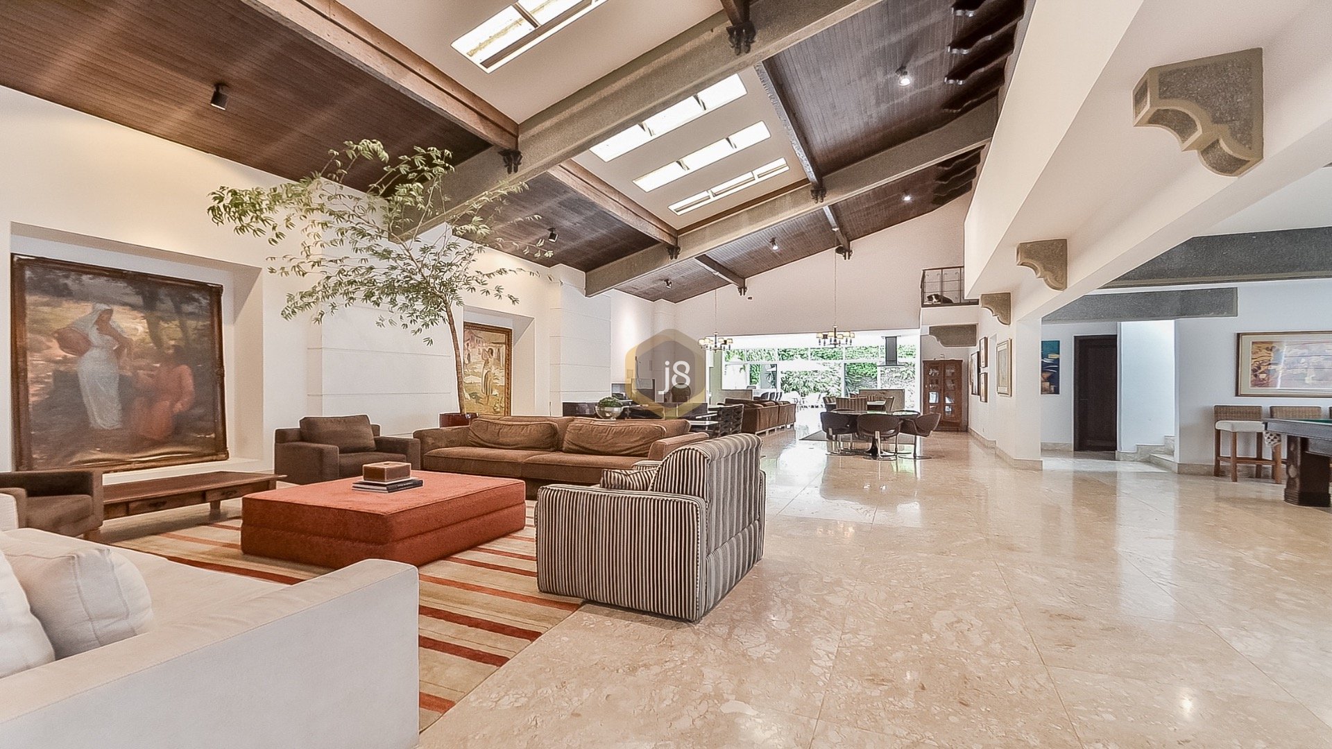 CASA COM PISCINA E ÓTIMA LOCALIZAÇÃO NO ÁGUA VERDE