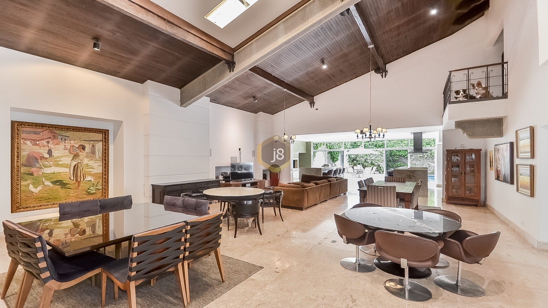 CASA COM PISCINA E ÓTIMA LOCALIZAÇÃO NO ÁGUA VERDE