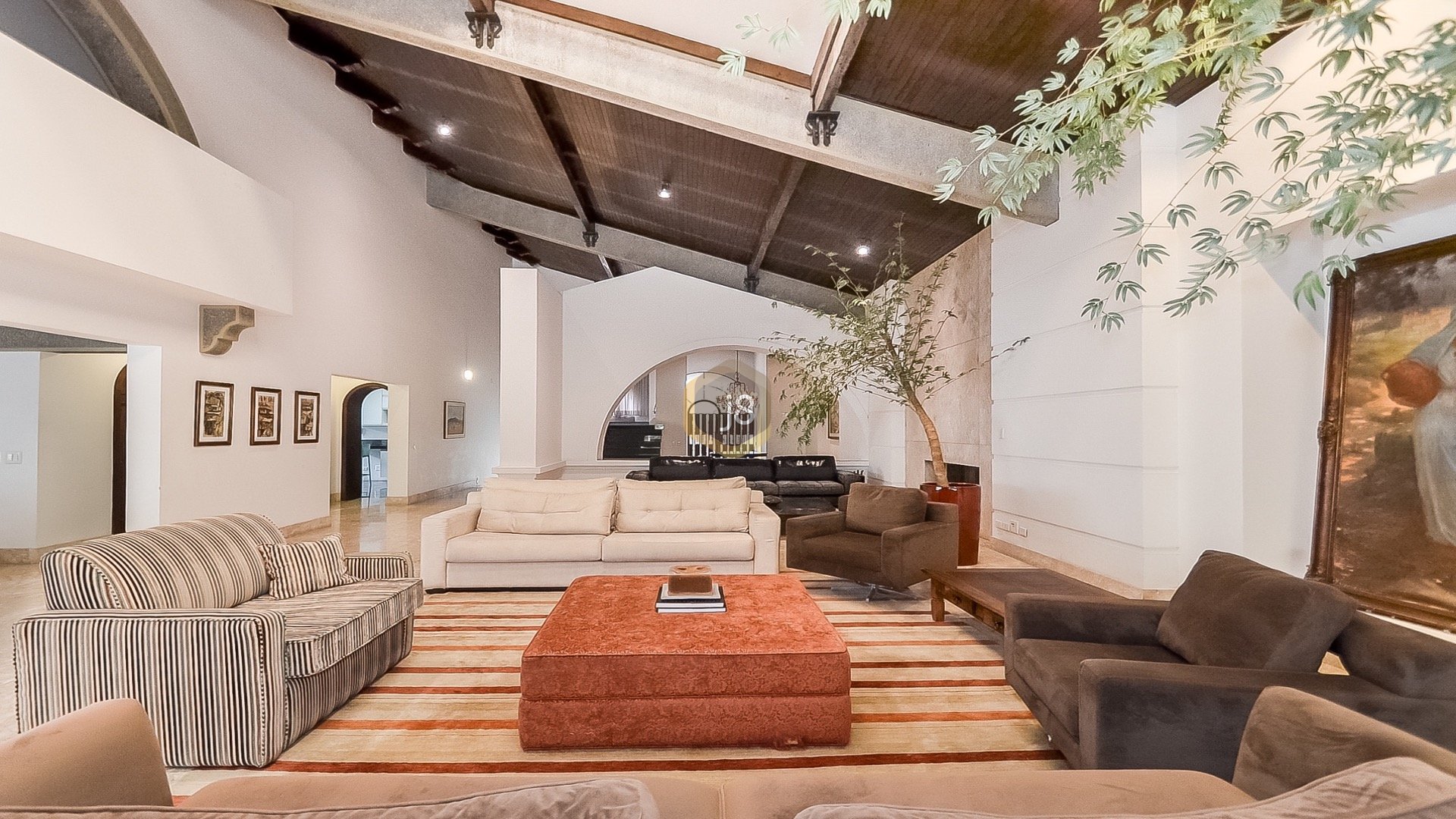 CASA COM PISCINA E ÓTIMA LOCALIZAÇÃO NO ÁGUA VERDE
