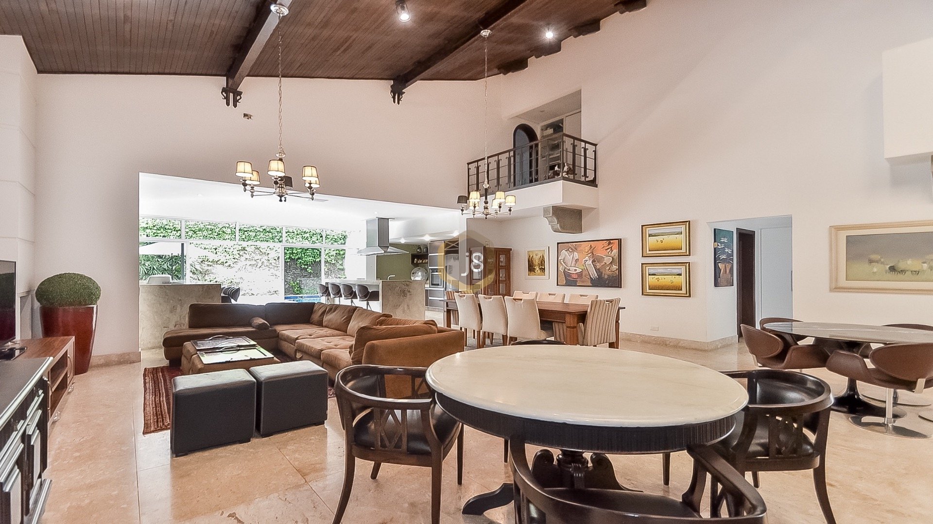 CASA COM PISCINA E ÓTIMA LOCALIZAÇÃO NO ÁGUA VERDE