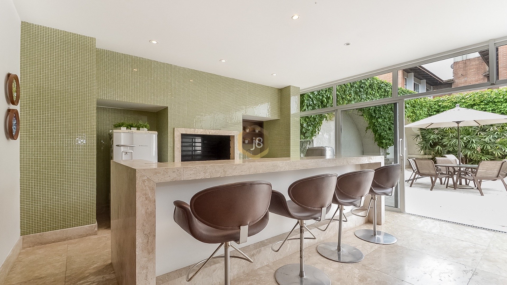CASA COM PISCINA E ÓTIMA LOCALIZAÇÃO NO ÁGUA VERDE