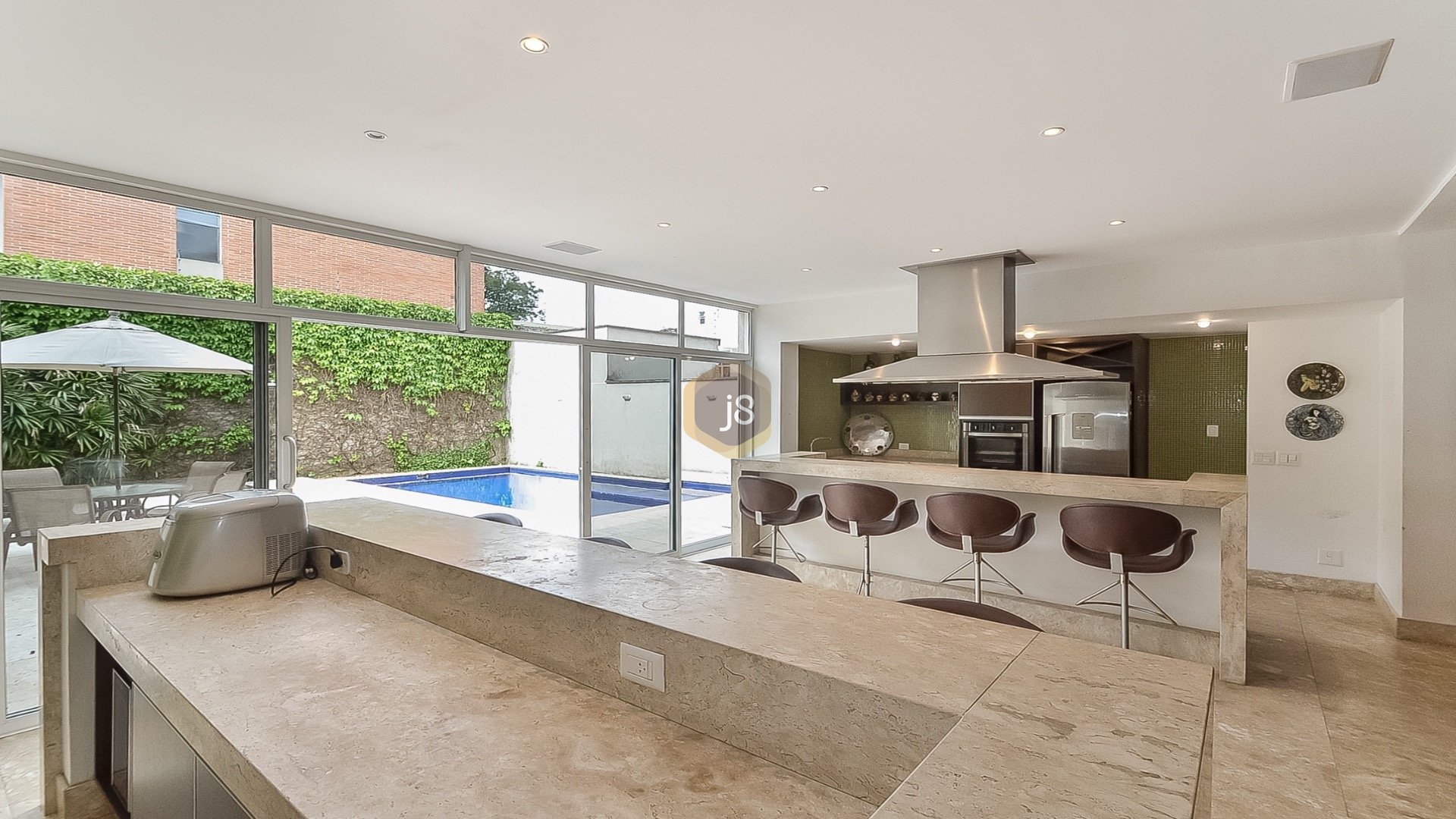 CASA COM PISCINA E ÓTIMA LOCALIZAÇÃO NO ÁGUA VERDE