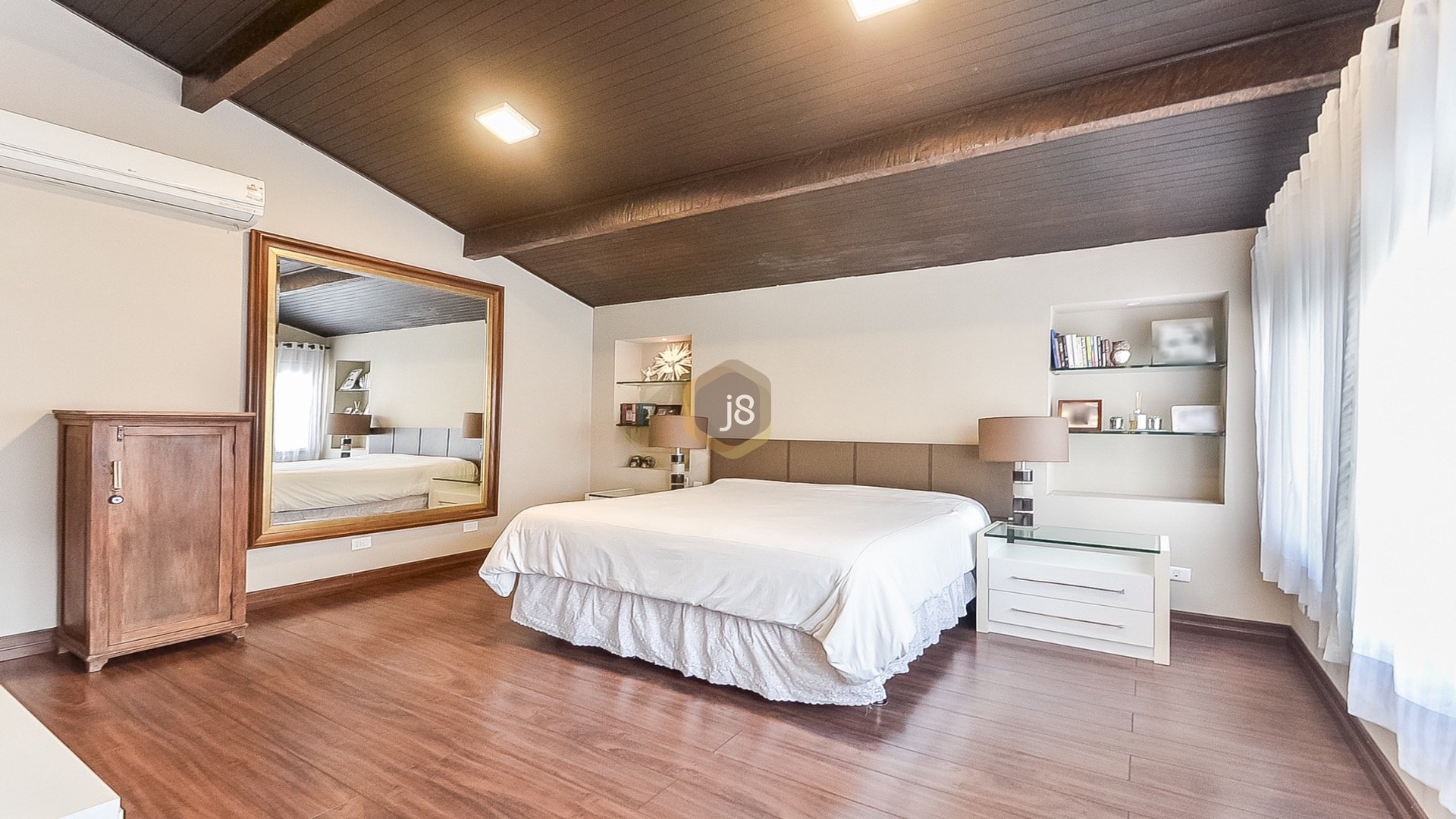 CASA COM PISCINA E ÓTIMA LOCALIZAÇÃO NO ÁGUA VERDE