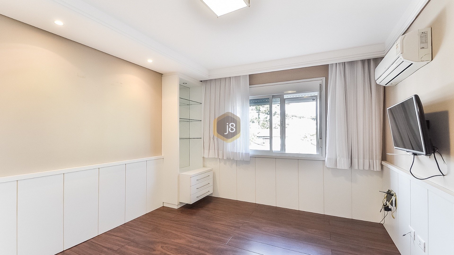 CASA COM PISCINA E ÓTIMA LOCALIZAÇÃO NO ÁGUA VERDE