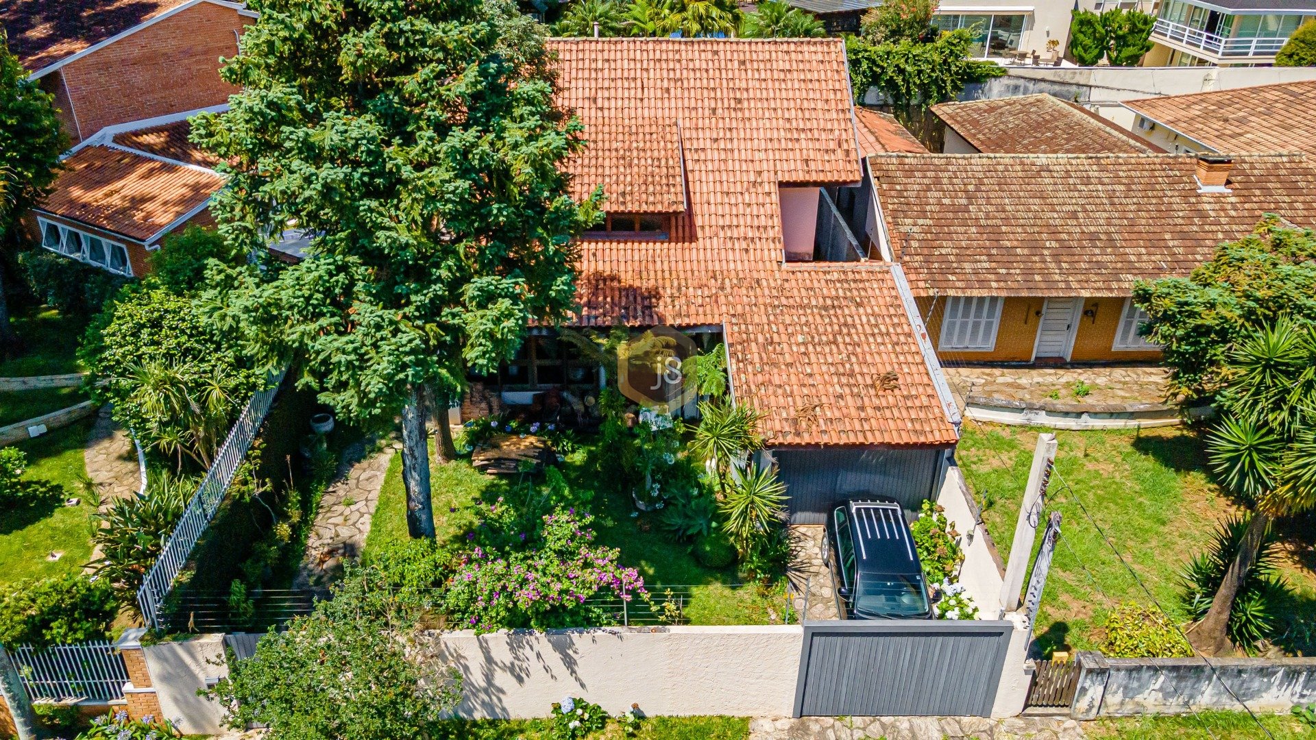 CASA COM ÓTIMO TERRENO, OPORTUNIDADE NO JARDIM LOS ANGELES!