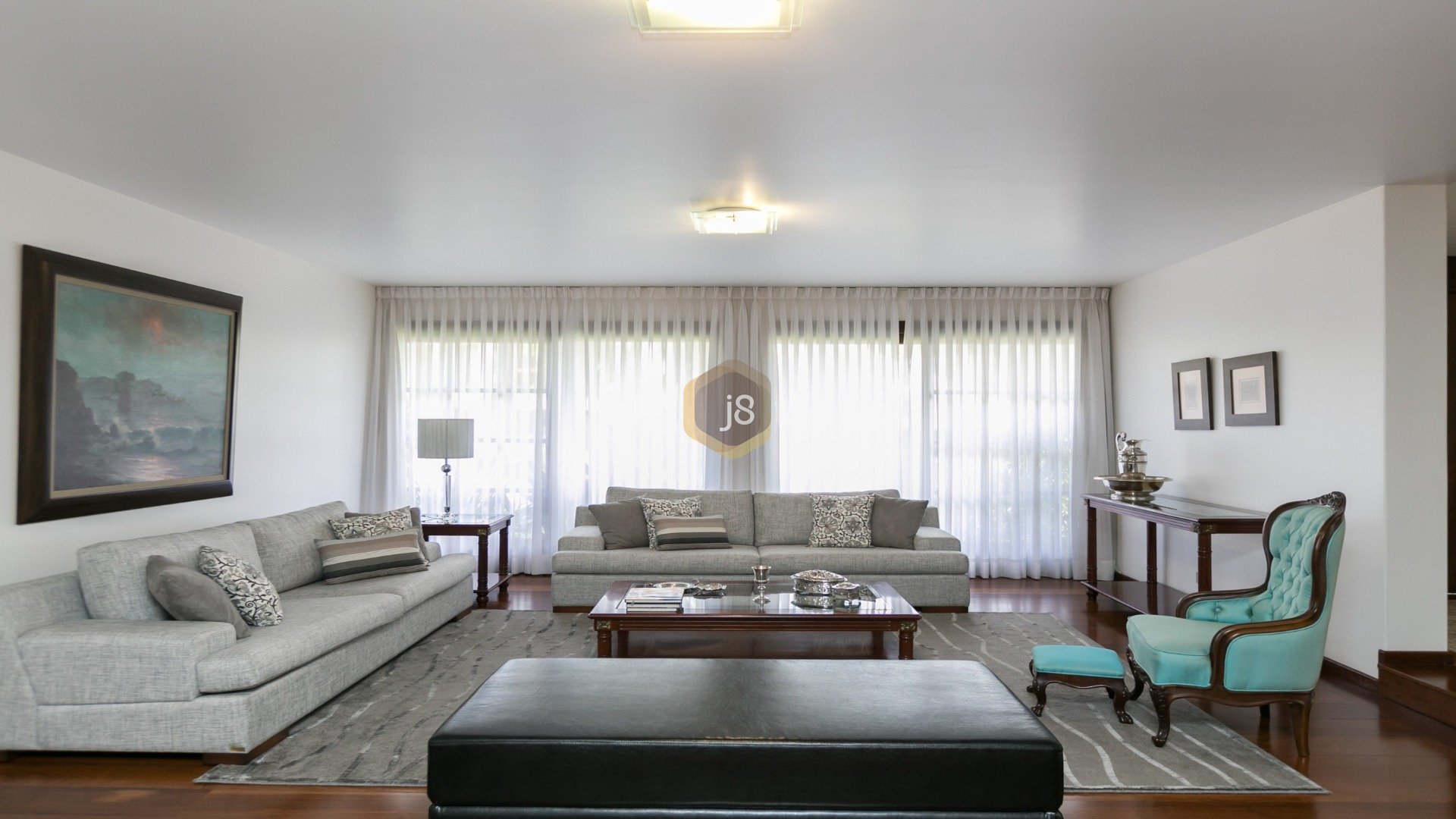 CASA COM 4 SUÍTES E AMPLO JARDIM!