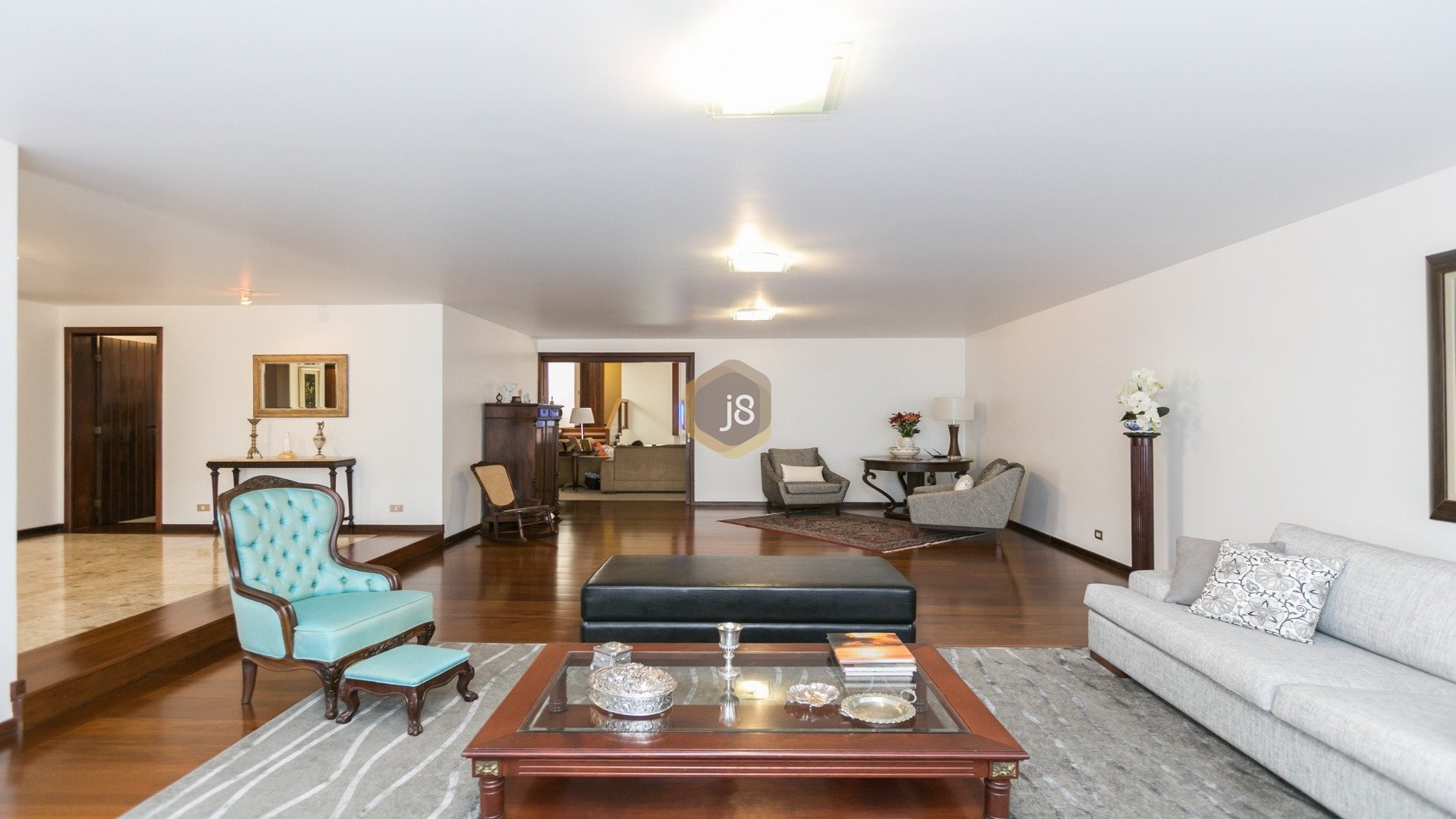 CASA COM 4 SUÍTES E AMPLO JARDIM!