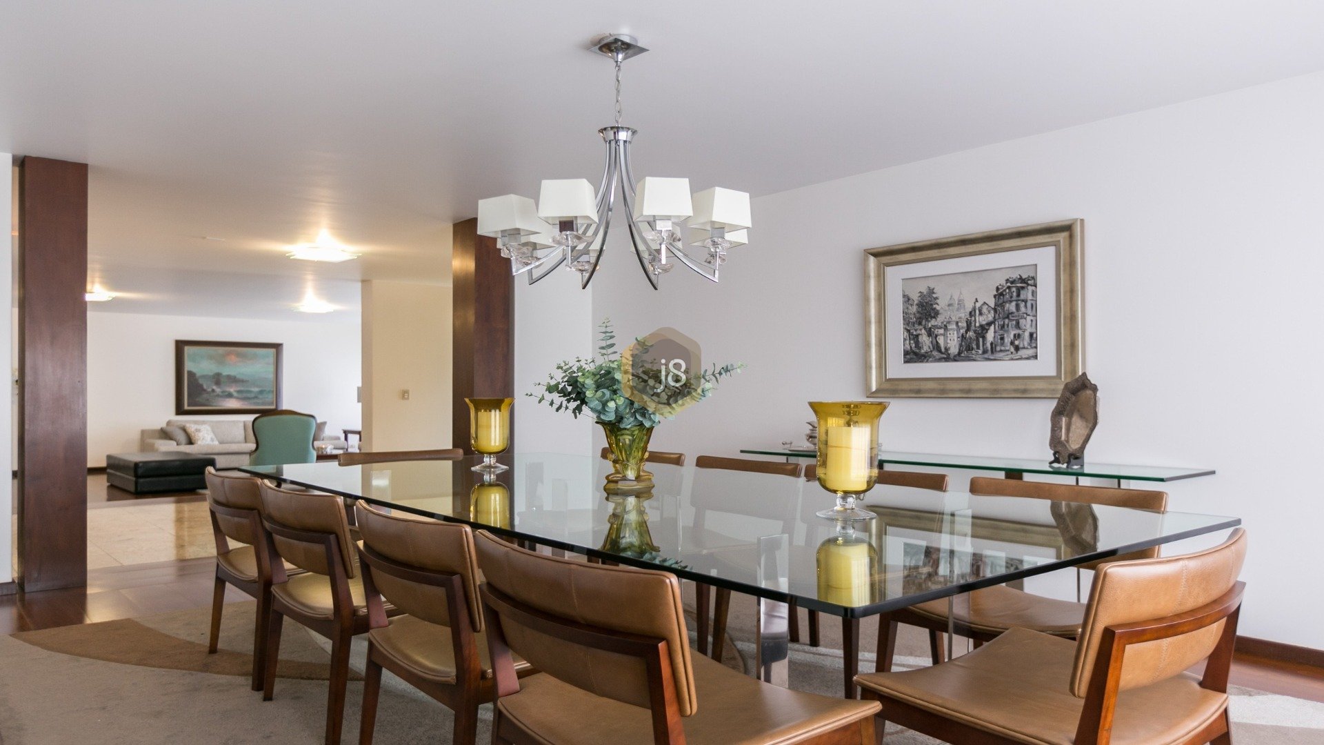 CASA COM 4 SUÍTES E AMPLO JARDIM!