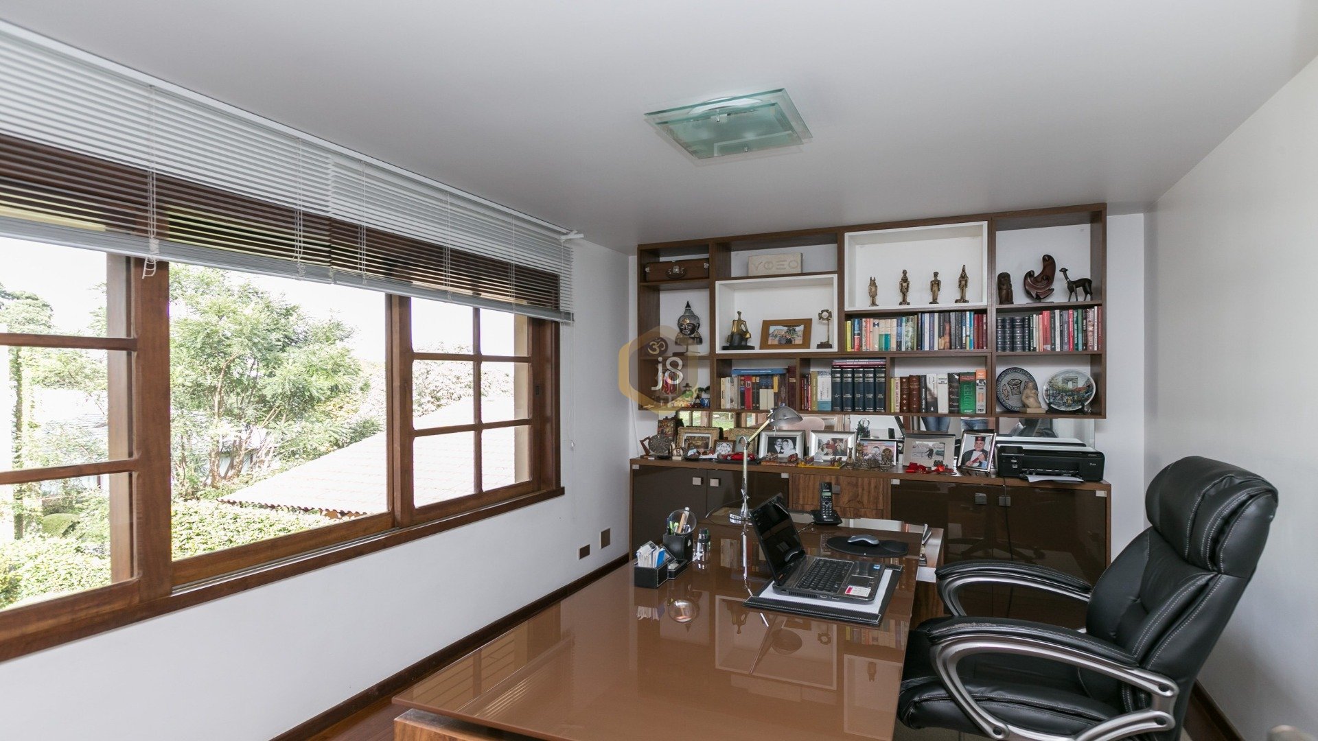 CASA COM 4 SUÍTES E AMPLO JARDIM!