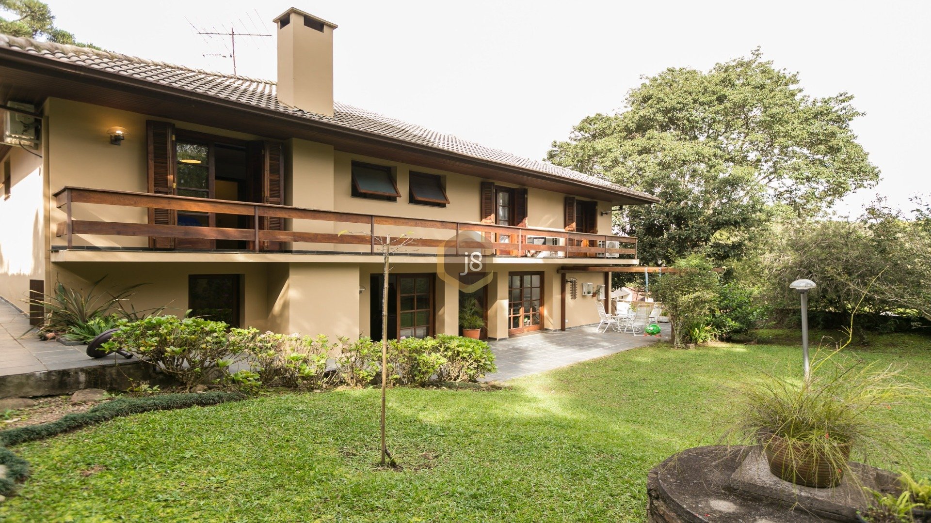 CASA COM 4 SUÍTES E AMPLO JARDIM!