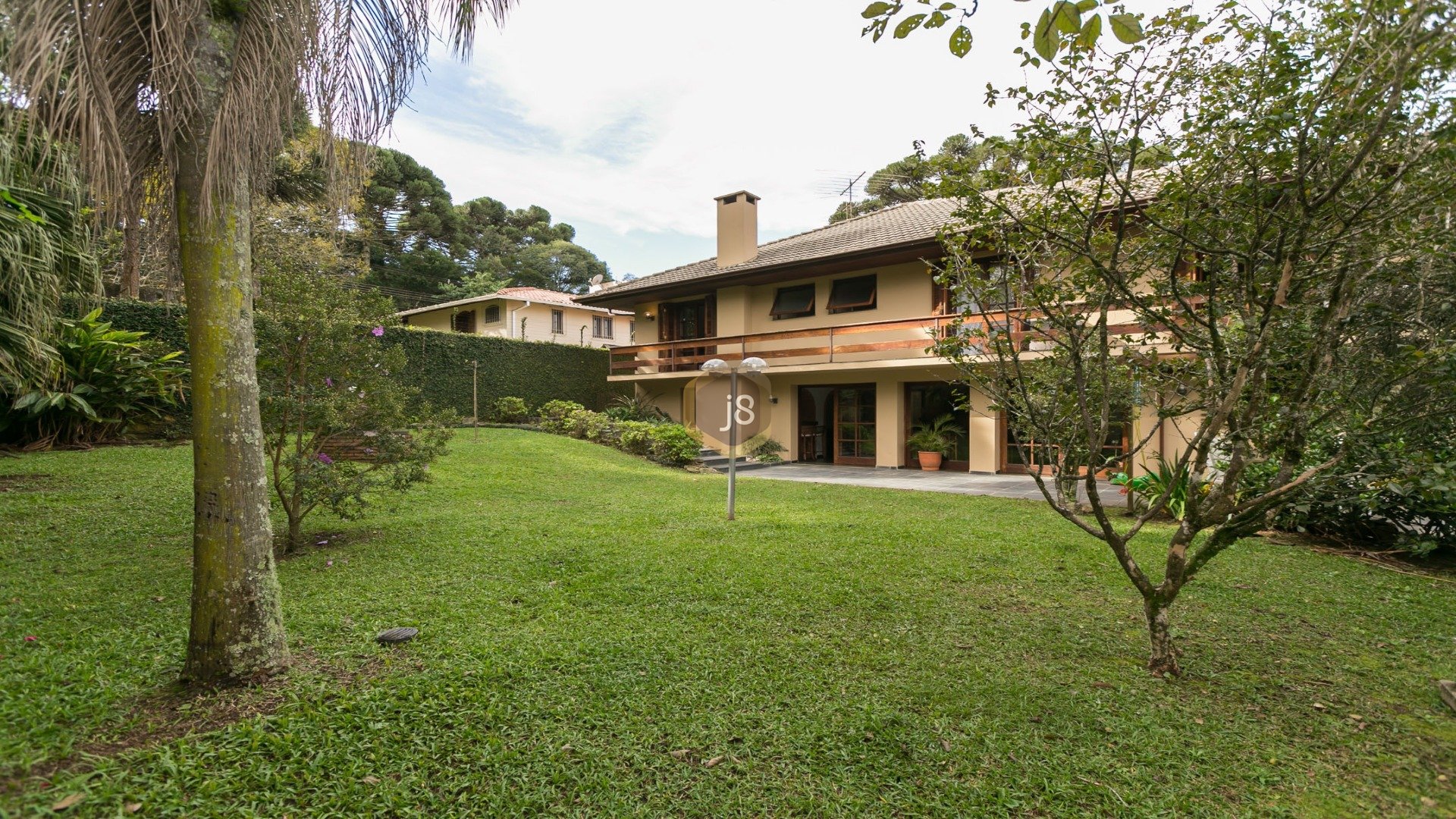 CASA COM 4 SUÍTES E AMPLO JARDIM!
