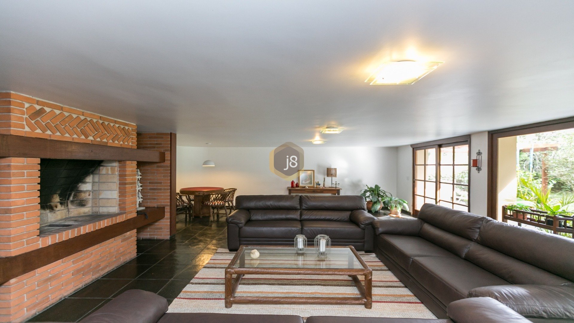 CASA COM 4 SUÍTES E AMPLO JARDIM!