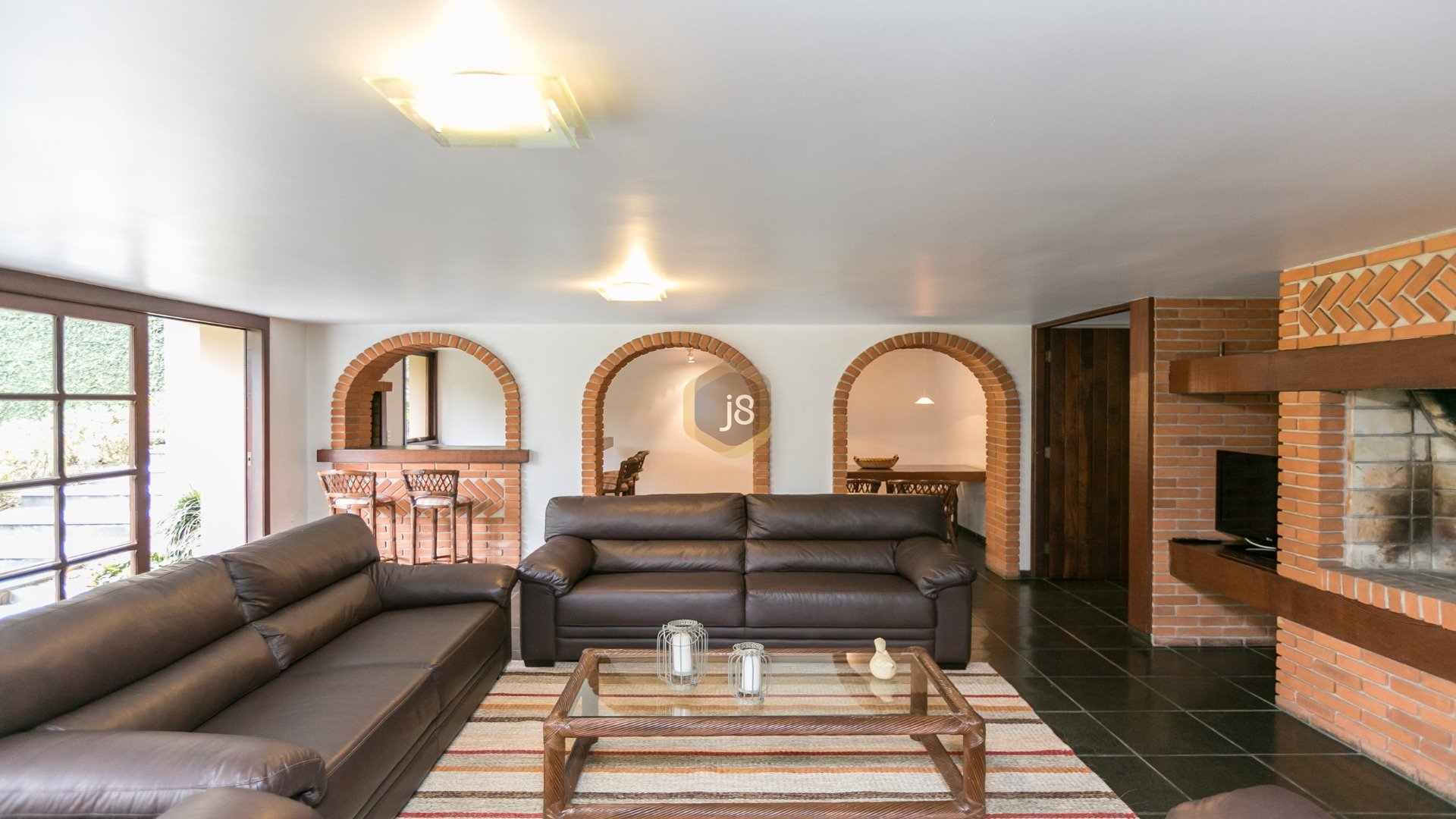 CASA COM 4 SUÍTES E AMPLO JARDIM!