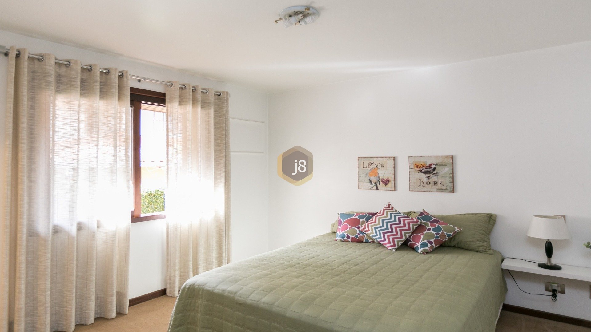 CASA COM 4 SUÍTES E AMPLO JARDIM!