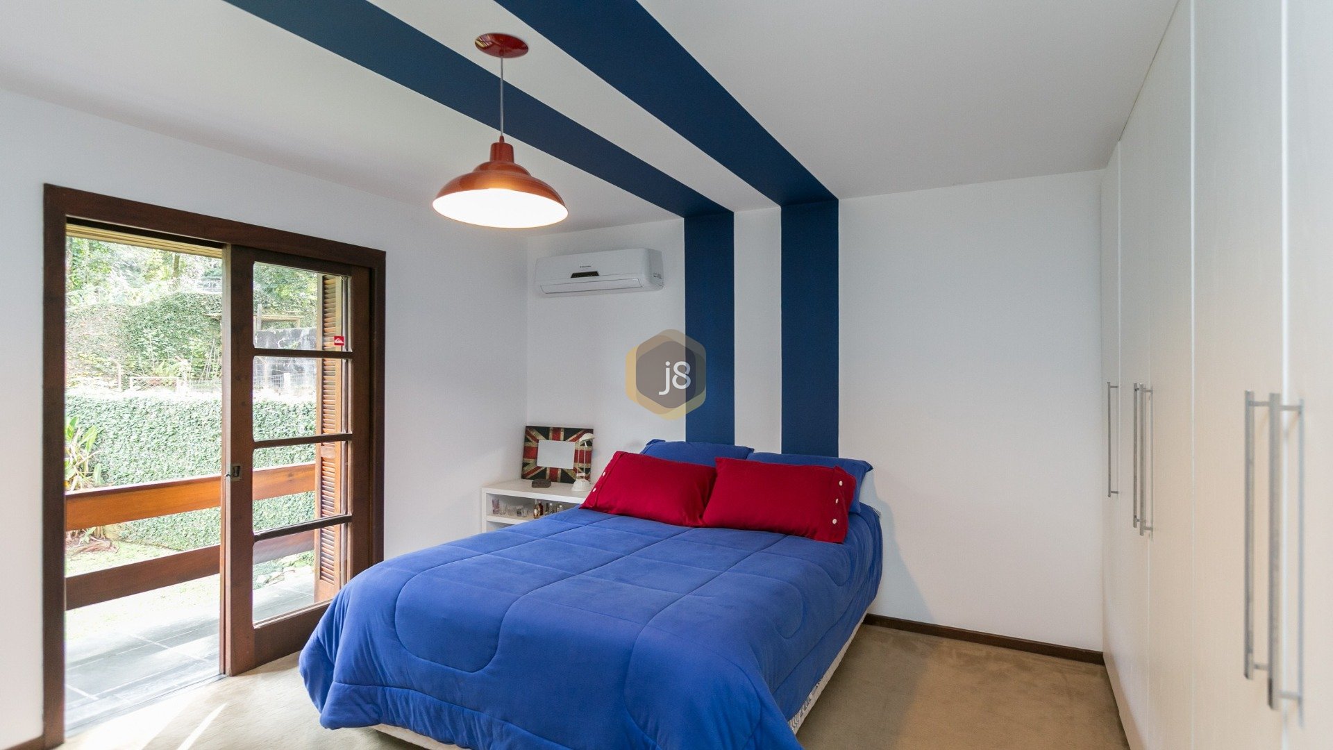 CASA COM 4 SUÍTES E AMPLO JARDIM!